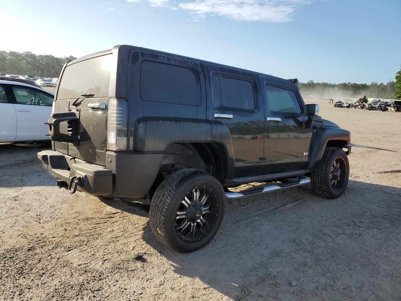 Photo 2 VIN: 5GTDN136568328400 - HUMMER H3 