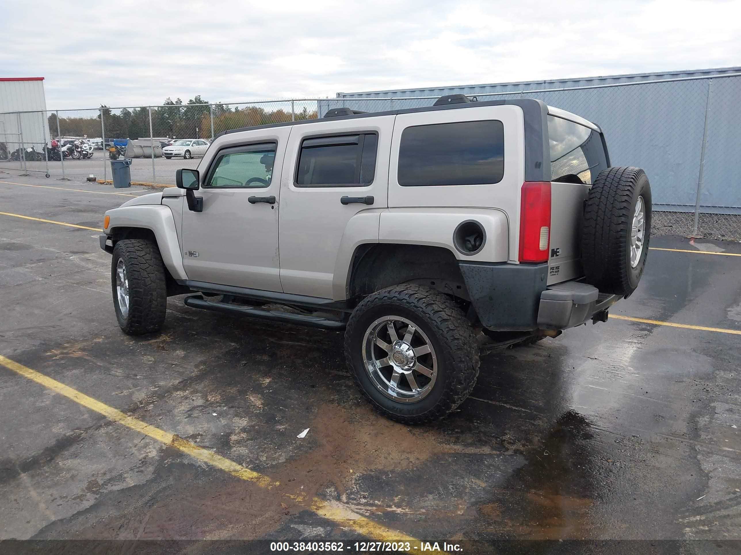 Photo 2 VIN: 5GTDN136668127511 - HUMMER H3 