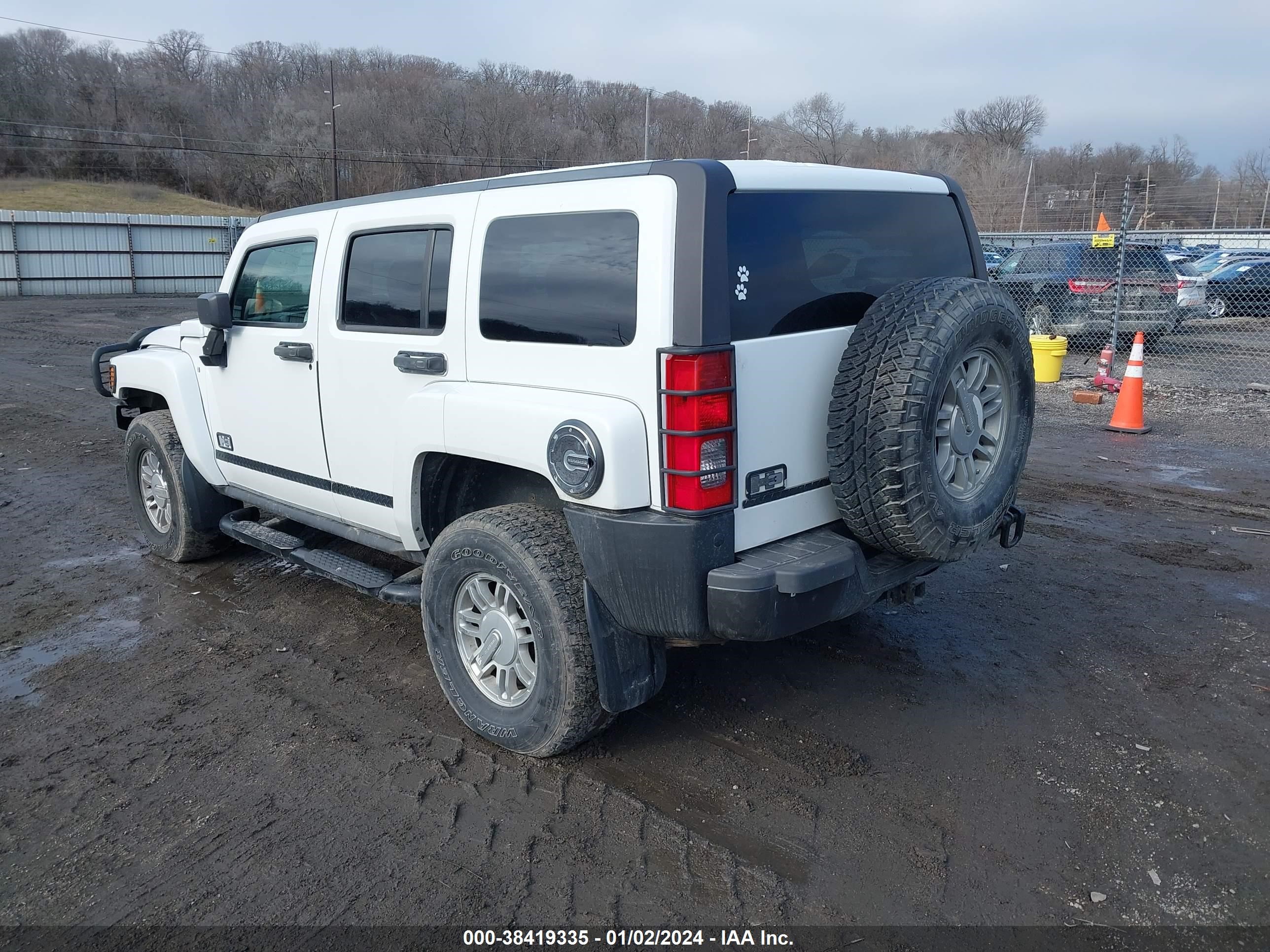 Photo 2 VIN: 5GTDN136668278901 - HUMMER H3 