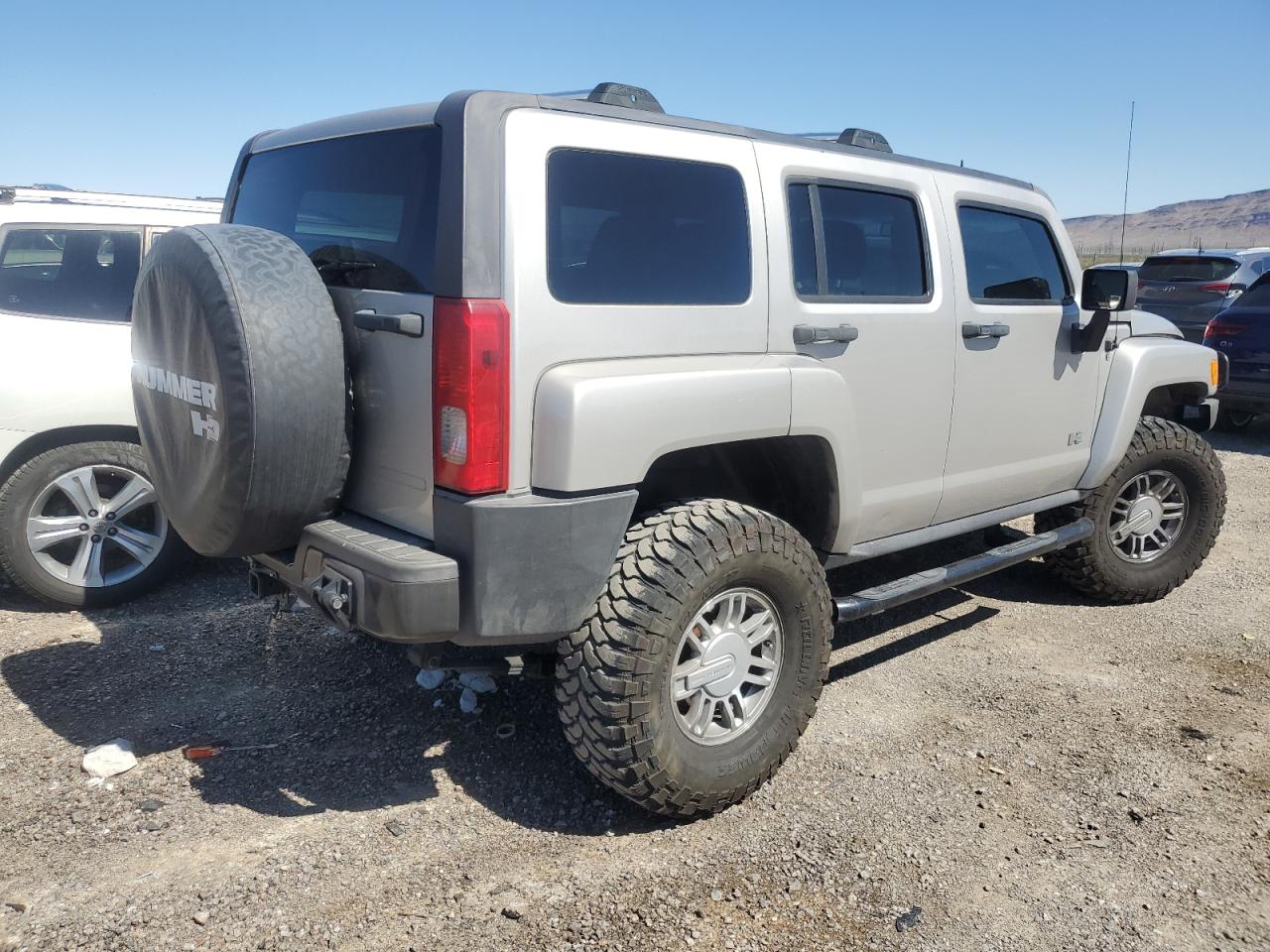 Photo 2 VIN: 5GTDN136868311686 - HUMMER H3 