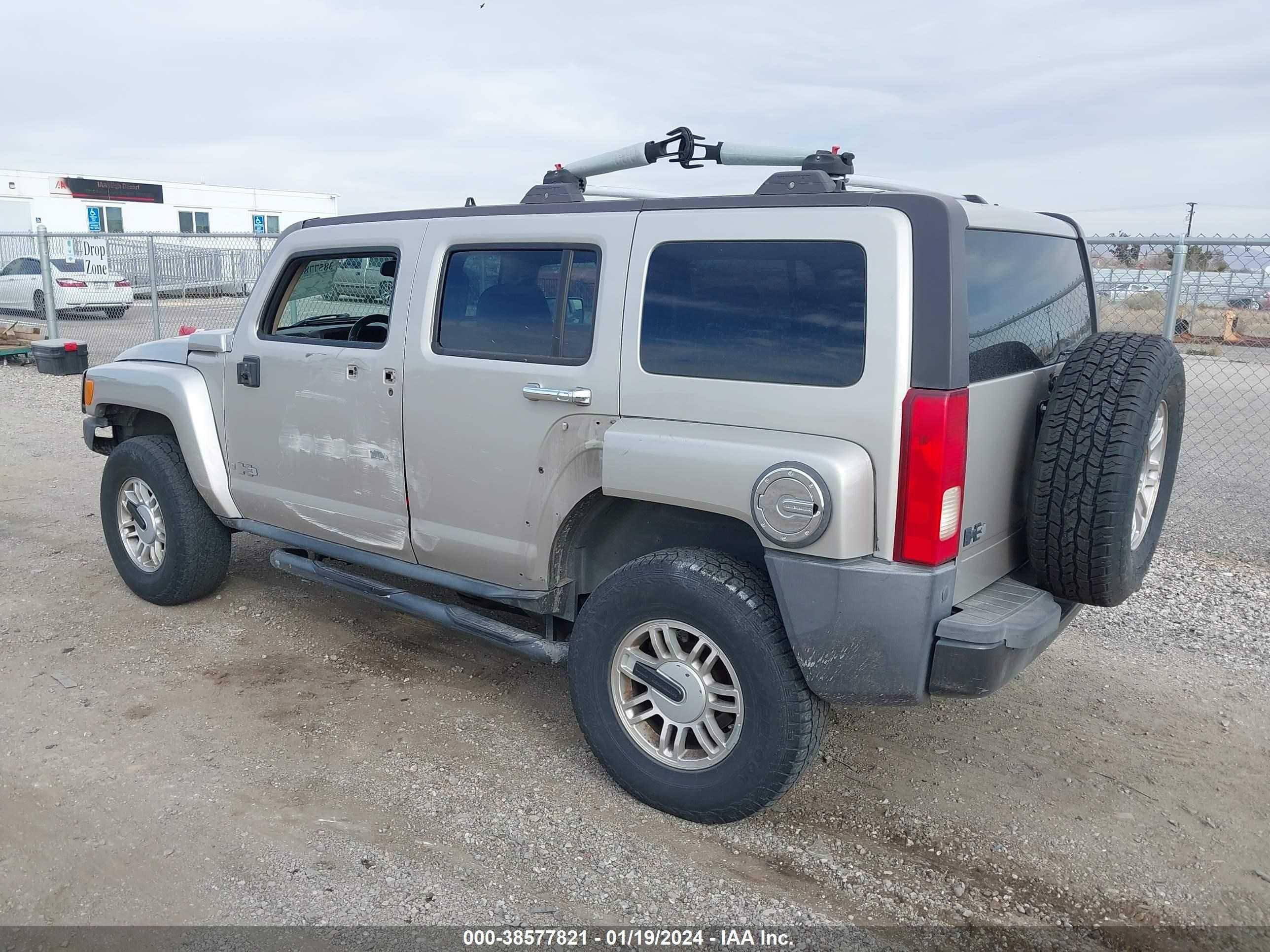 Photo 2 VIN: 5GTDN136968106135 - HUMMER H3 