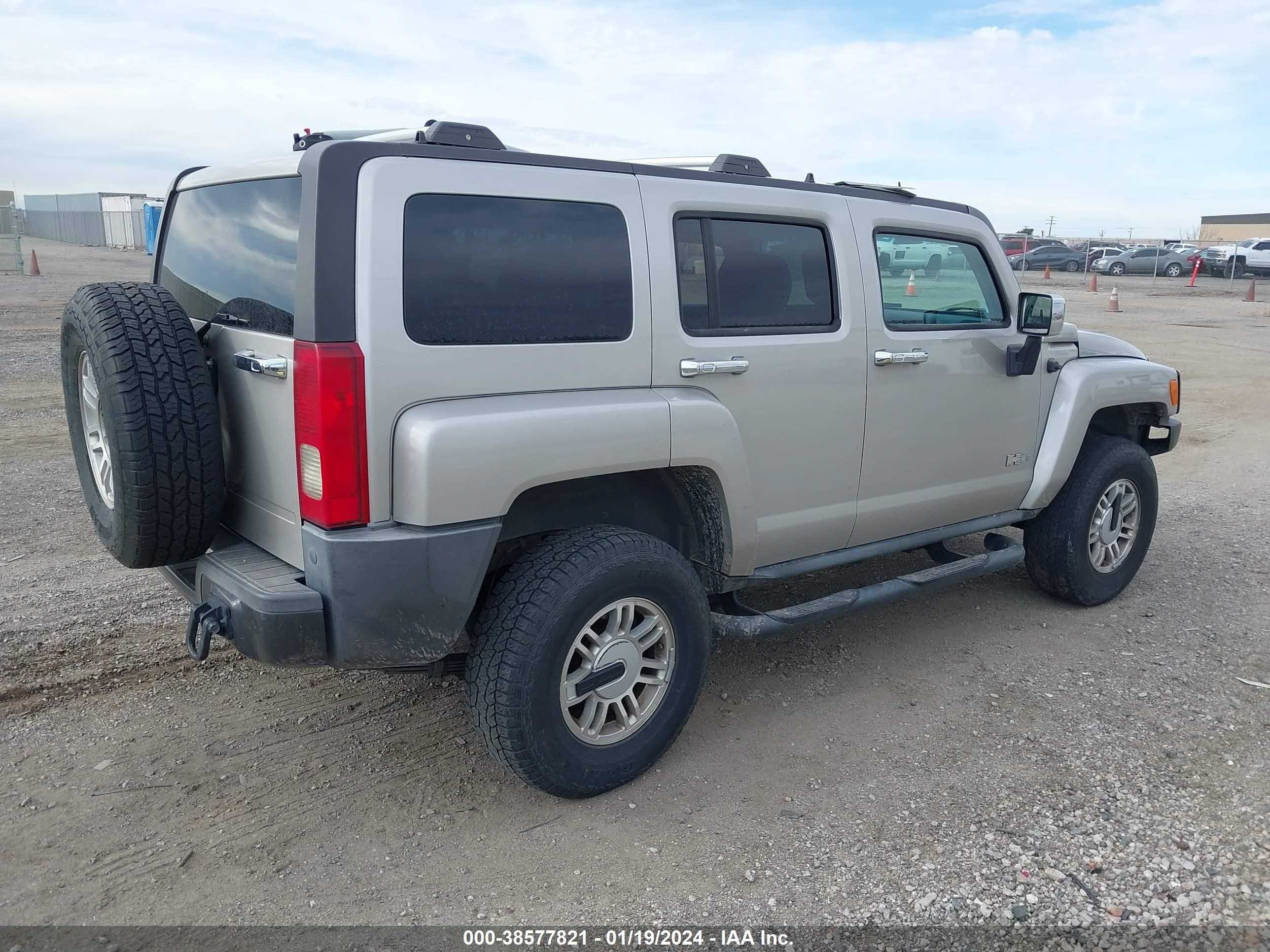 Photo 3 VIN: 5GTDN136968106135 - HUMMER H3 