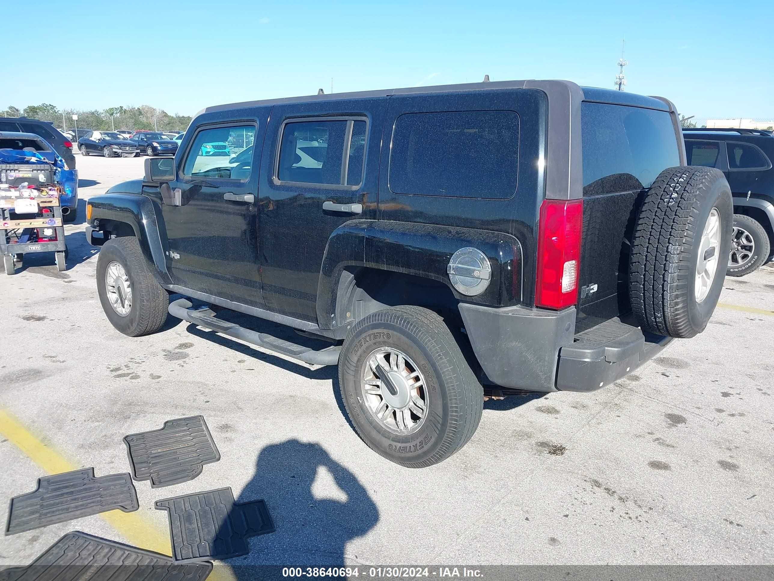 Photo 2 VIN: 5GTDN136968189601 - HUMMER H3 