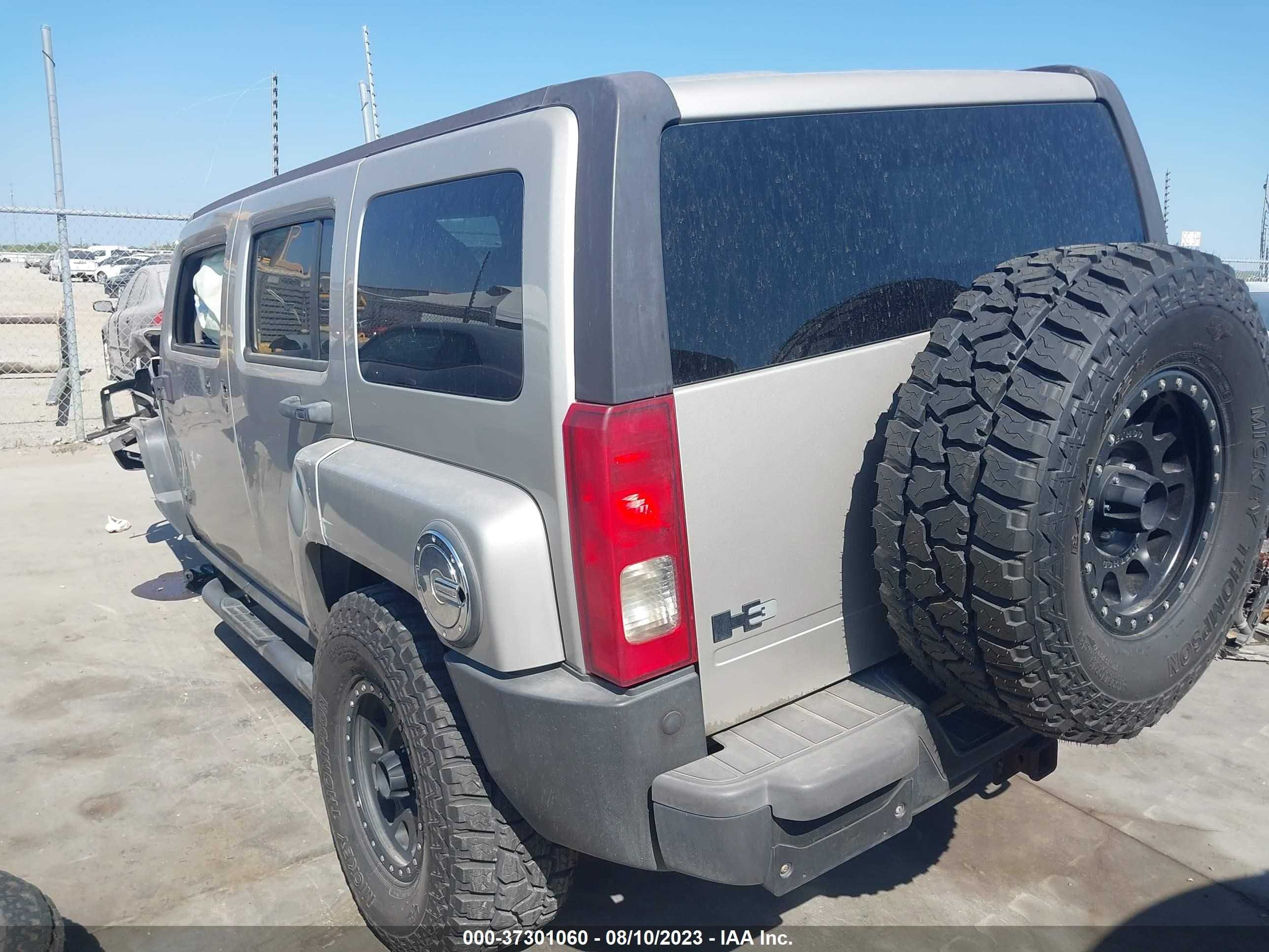 Photo 2 VIN: 5GTDN13E078153319 - HUMMER H3 