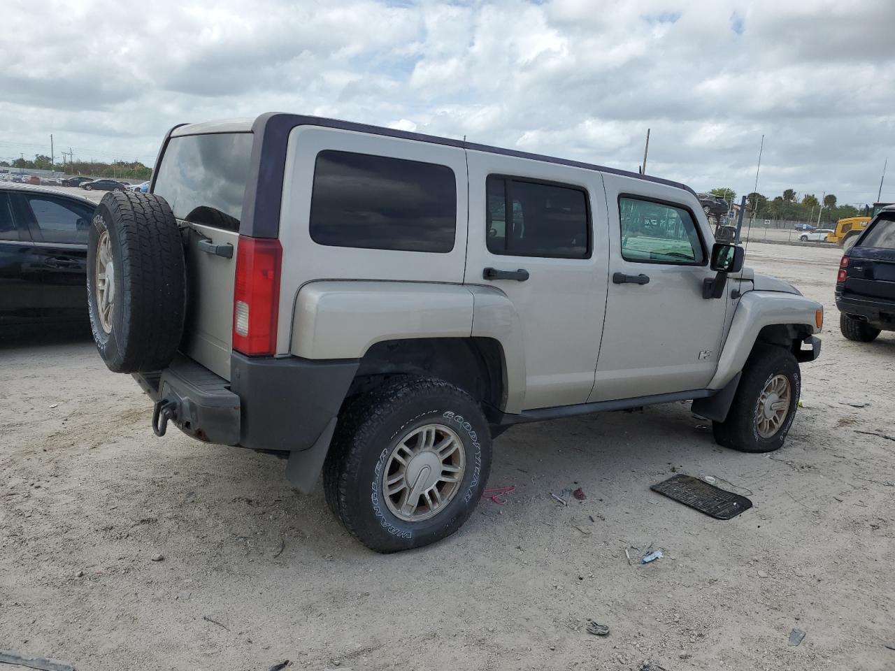 Photo 2 VIN: 5GTDN13E178201815 - HUMMER H3 