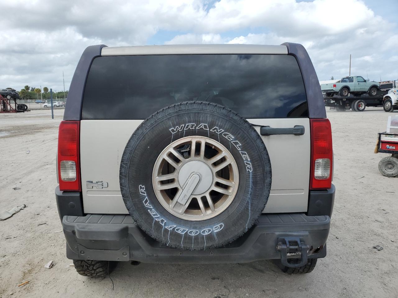 Photo 5 VIN: 5GTDN13E178201815 - HUMMER H3 