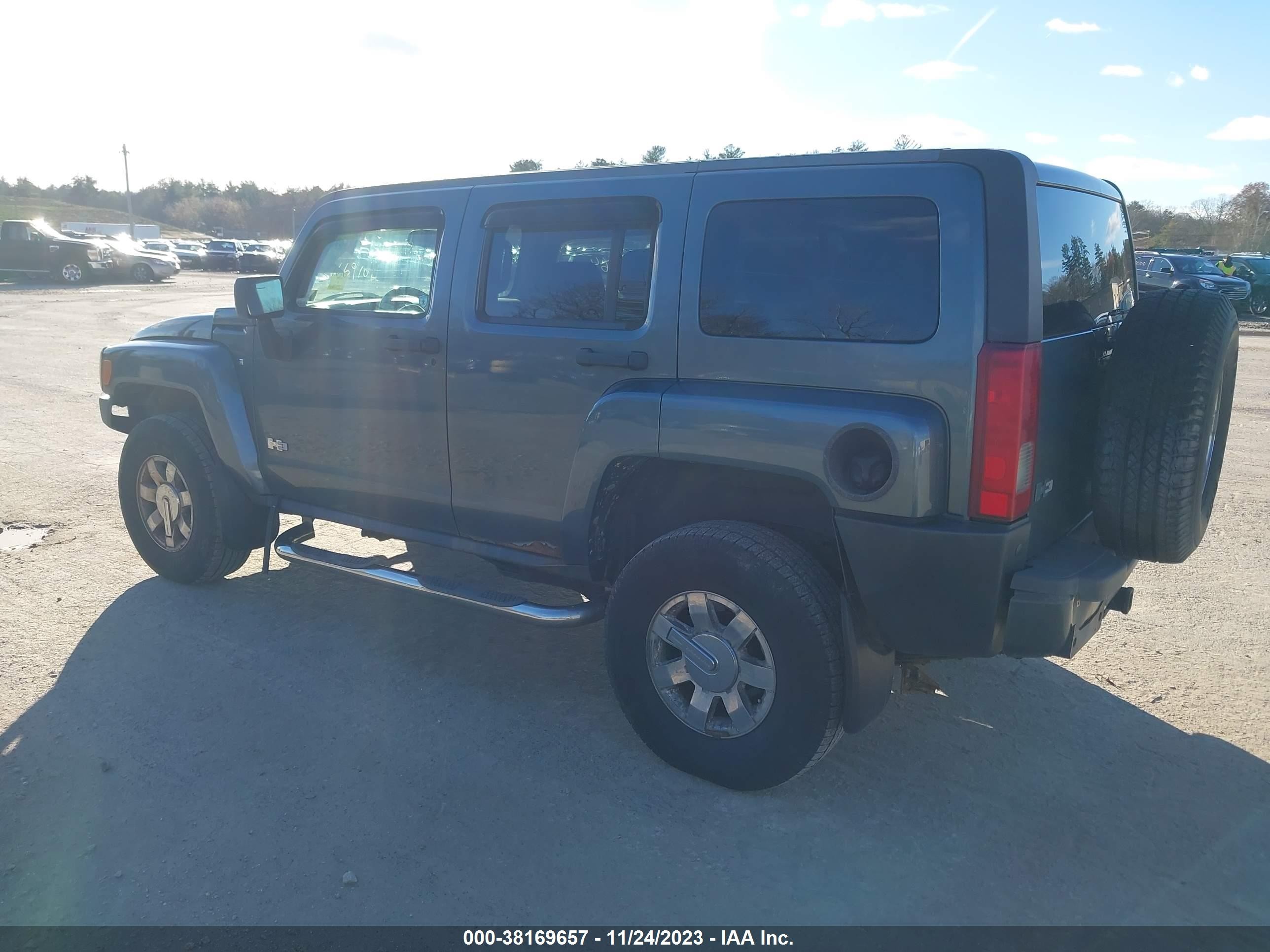 Photo 2 VIN: 5GTDN13E878175519 - HUMMER H3 