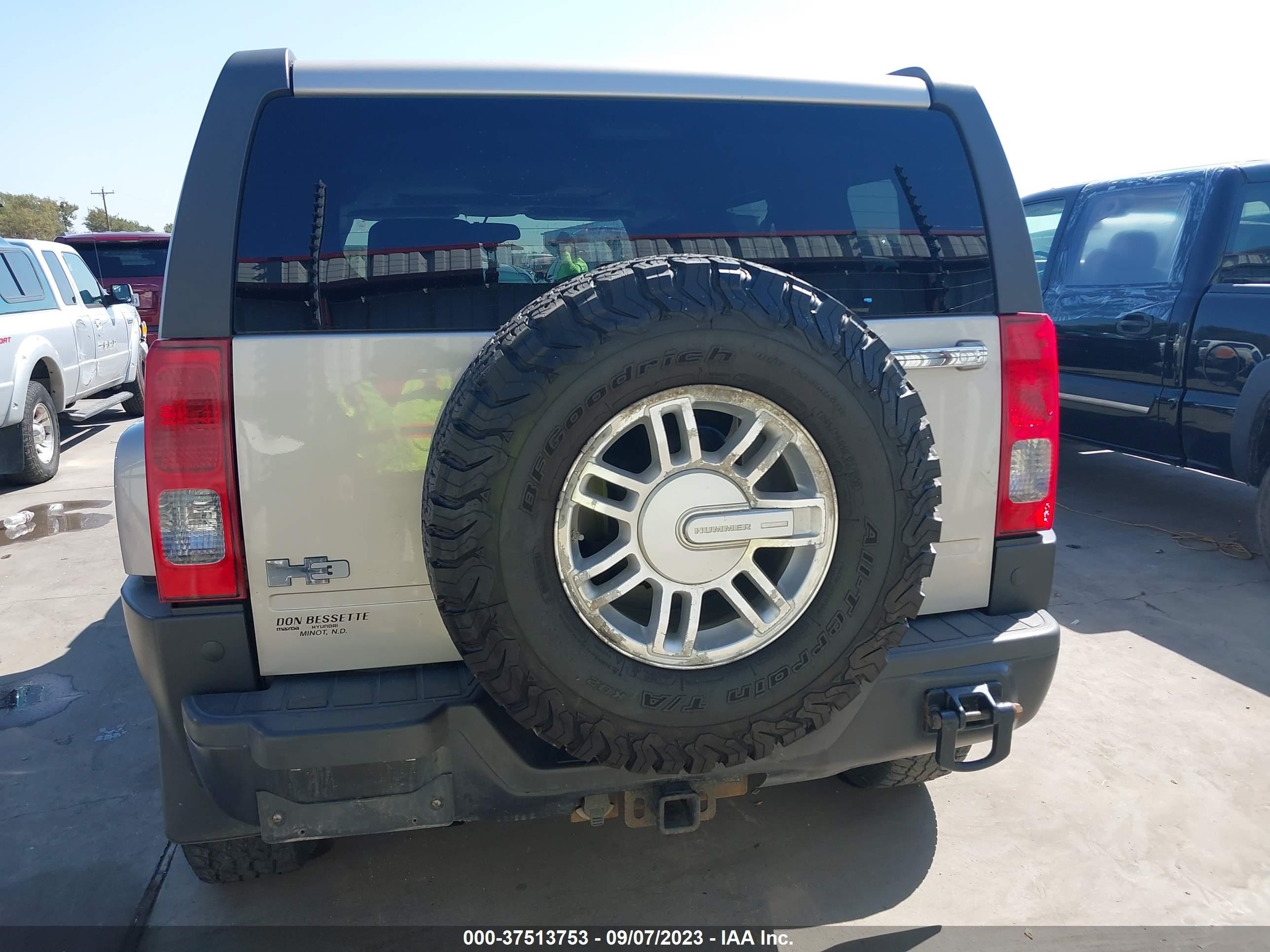 Photo 15 VIN: 5GTEN13E488145875 - HUMMER H3 