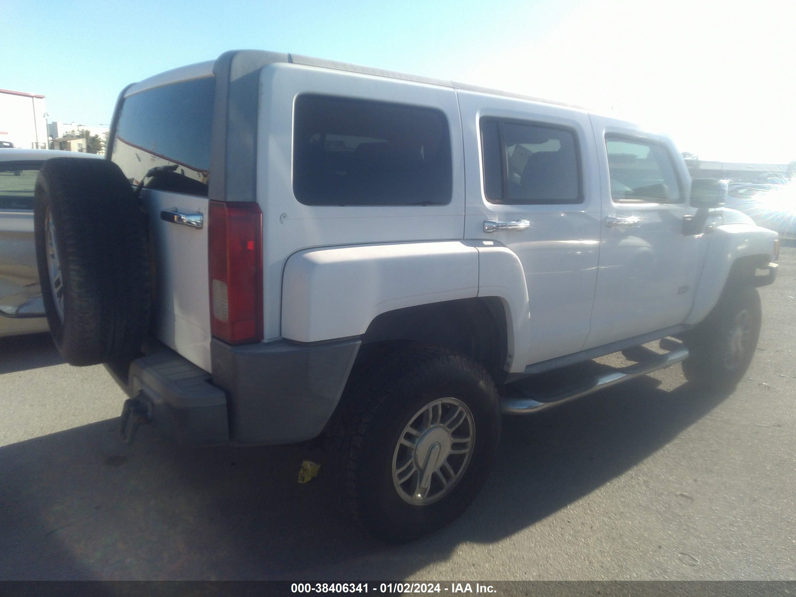 Photo 3 VIN: 5GTEN13E588160742 - HUMMER H3 