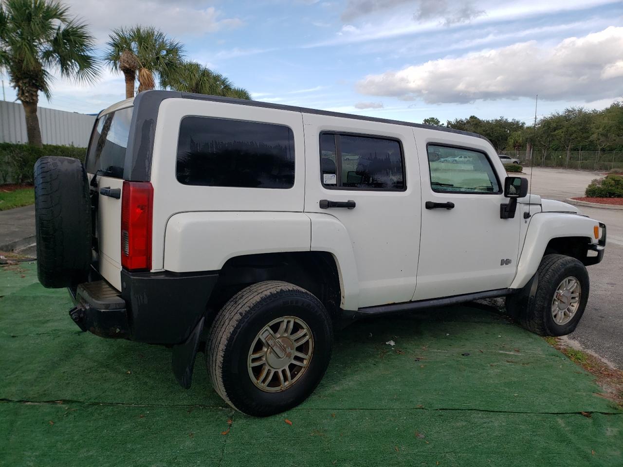 Photo 2 VIN: 5GTEN13E688136725 - HUMMER H3 