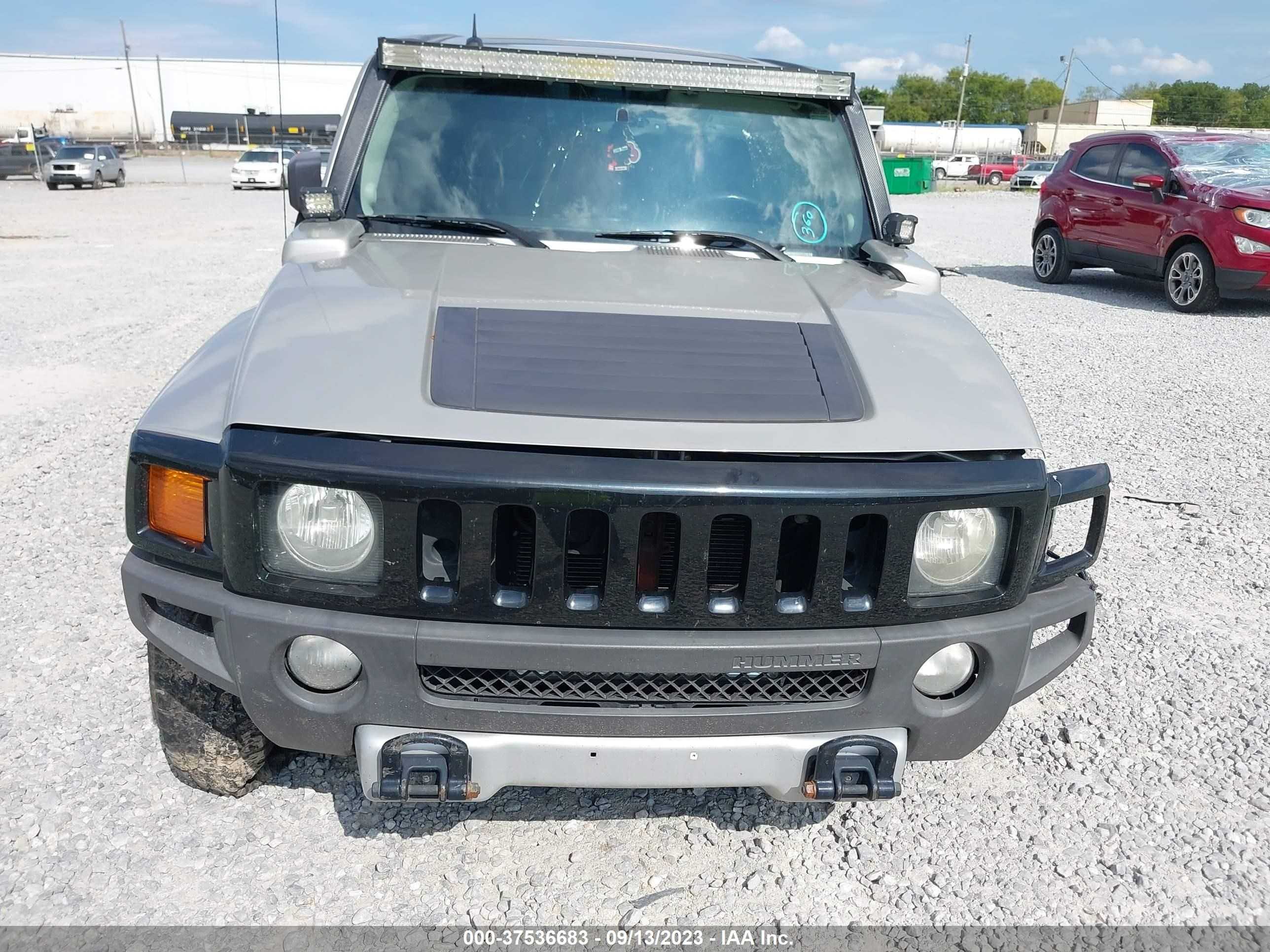 Photo 11 VIN: 5GTEN13E788157373 - HUMMER H3 