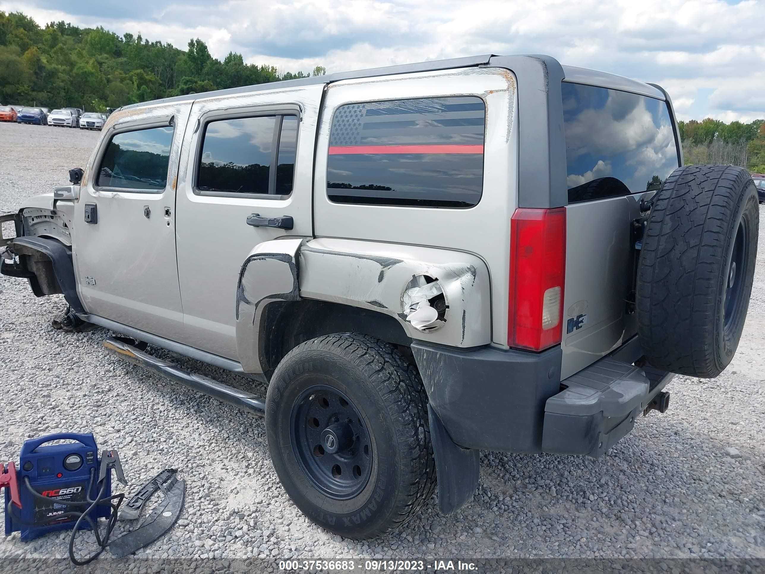 Photo 2 VIN: 5GTEN13E788157373 - HUMMER H3 