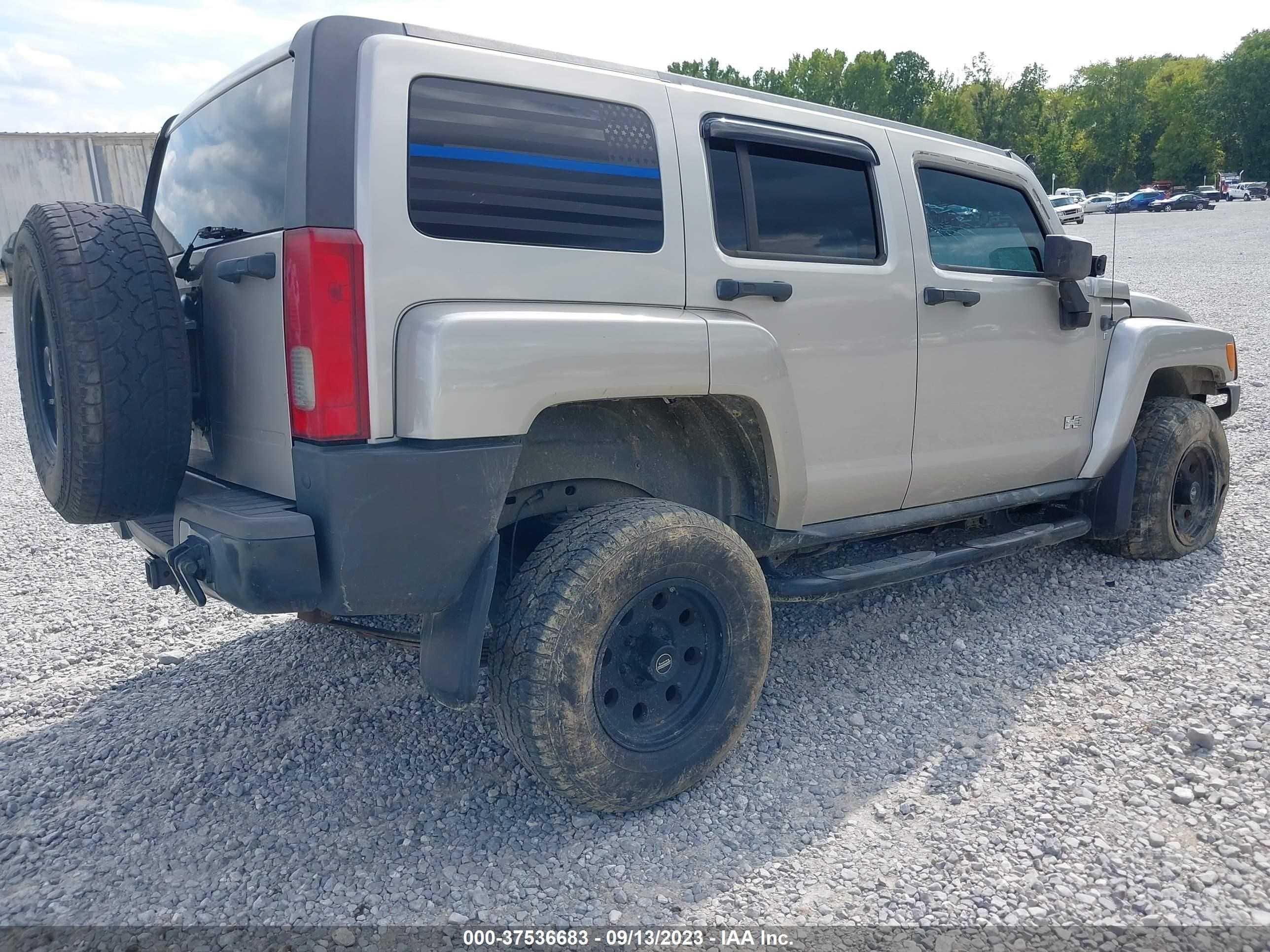 Photo 3 VIN: 5GTEN13E788157373 - HUMMER H3 