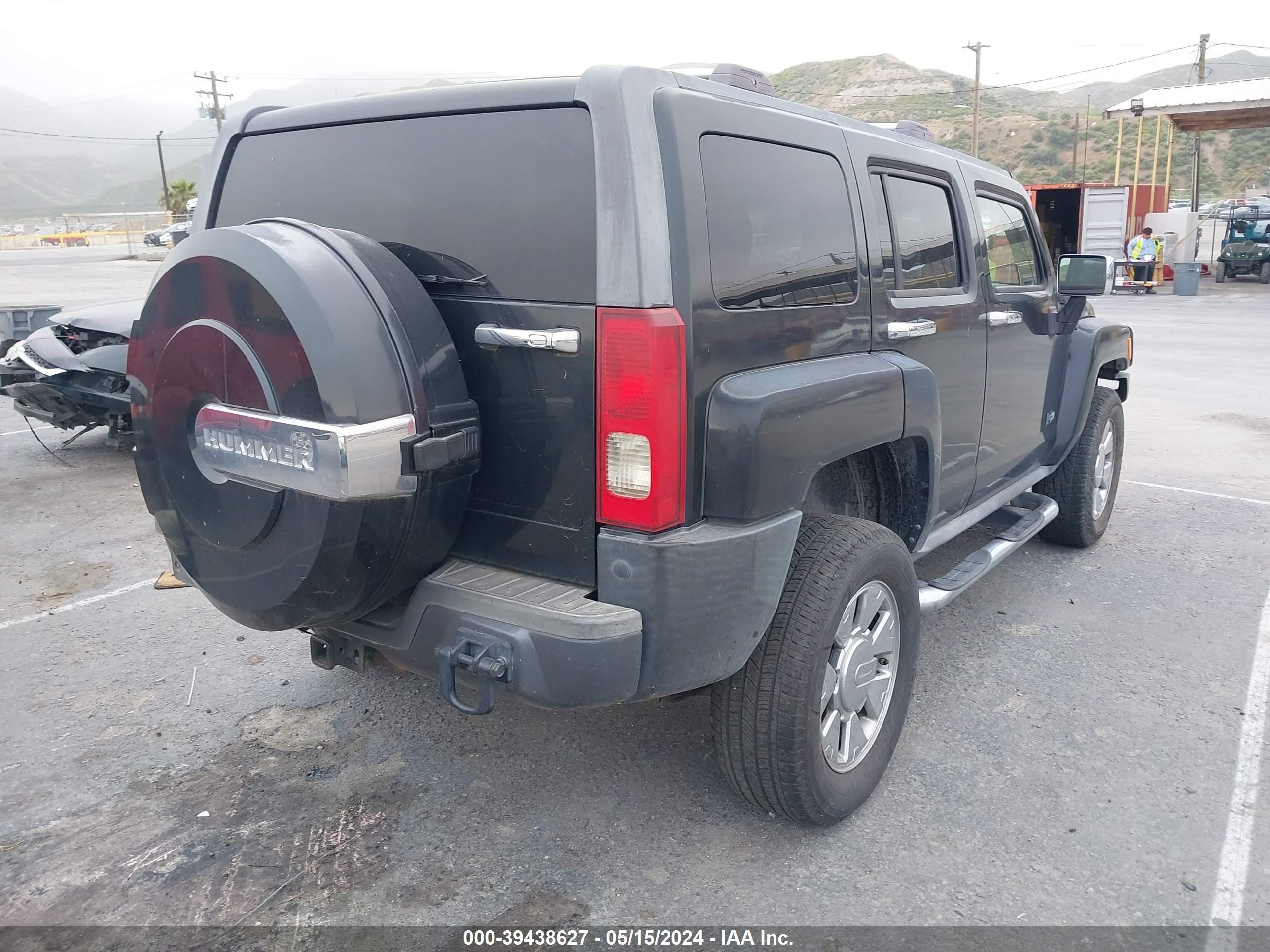 Photo 3 VIN: 5GTEN13EX88137067 - HUMMER H3 