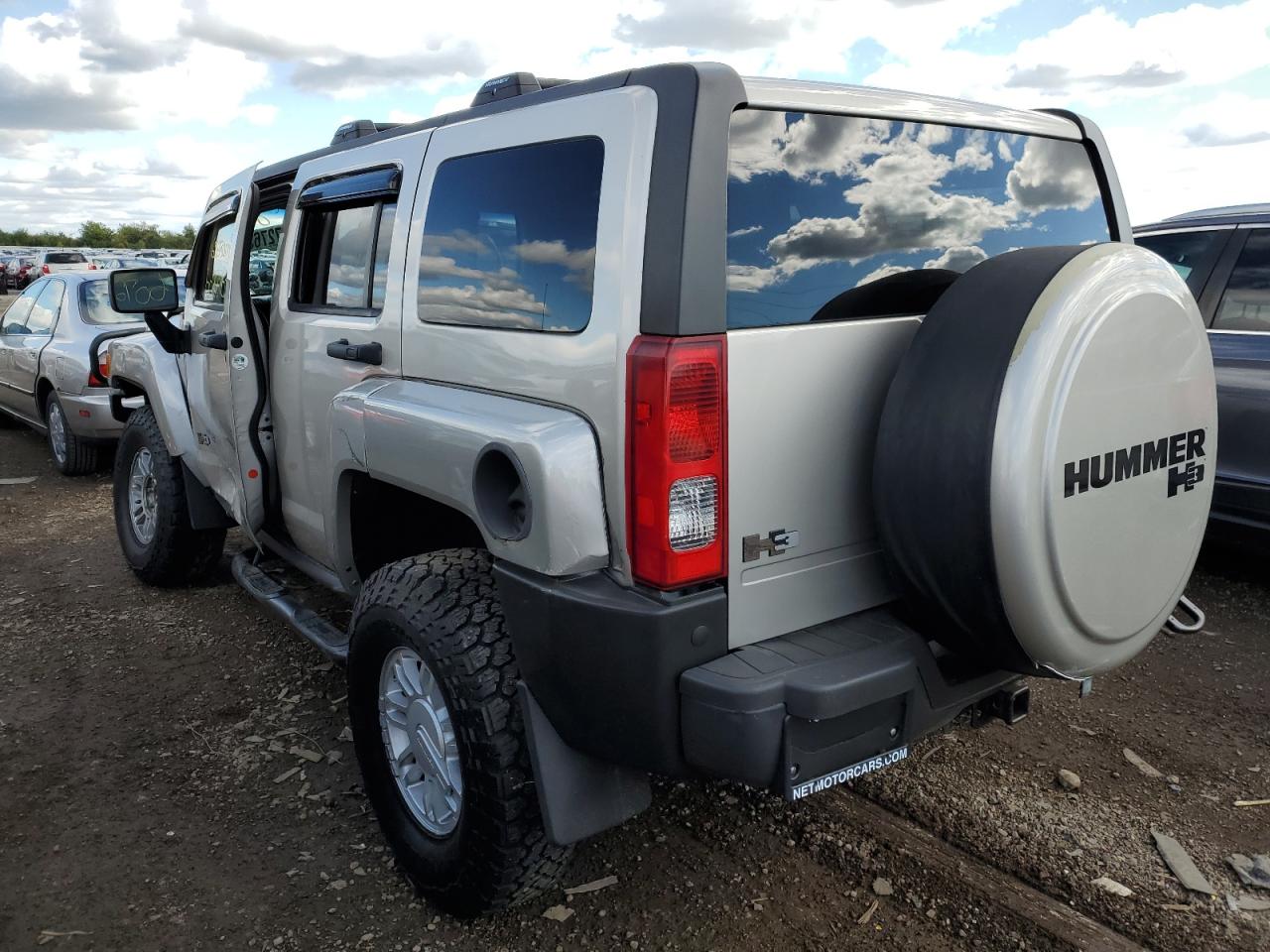 Photo 2 VIN: 5GTEN13EX88147016 - HUMMER H3 