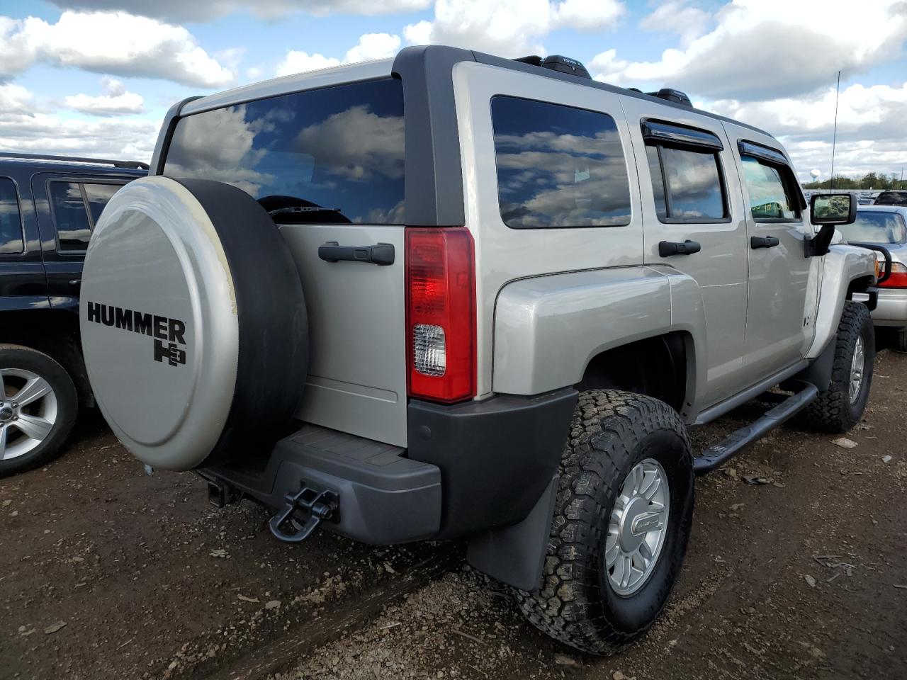 Photo 3 VIN: 5GTEN13EX88147016 - HUMMER H3 