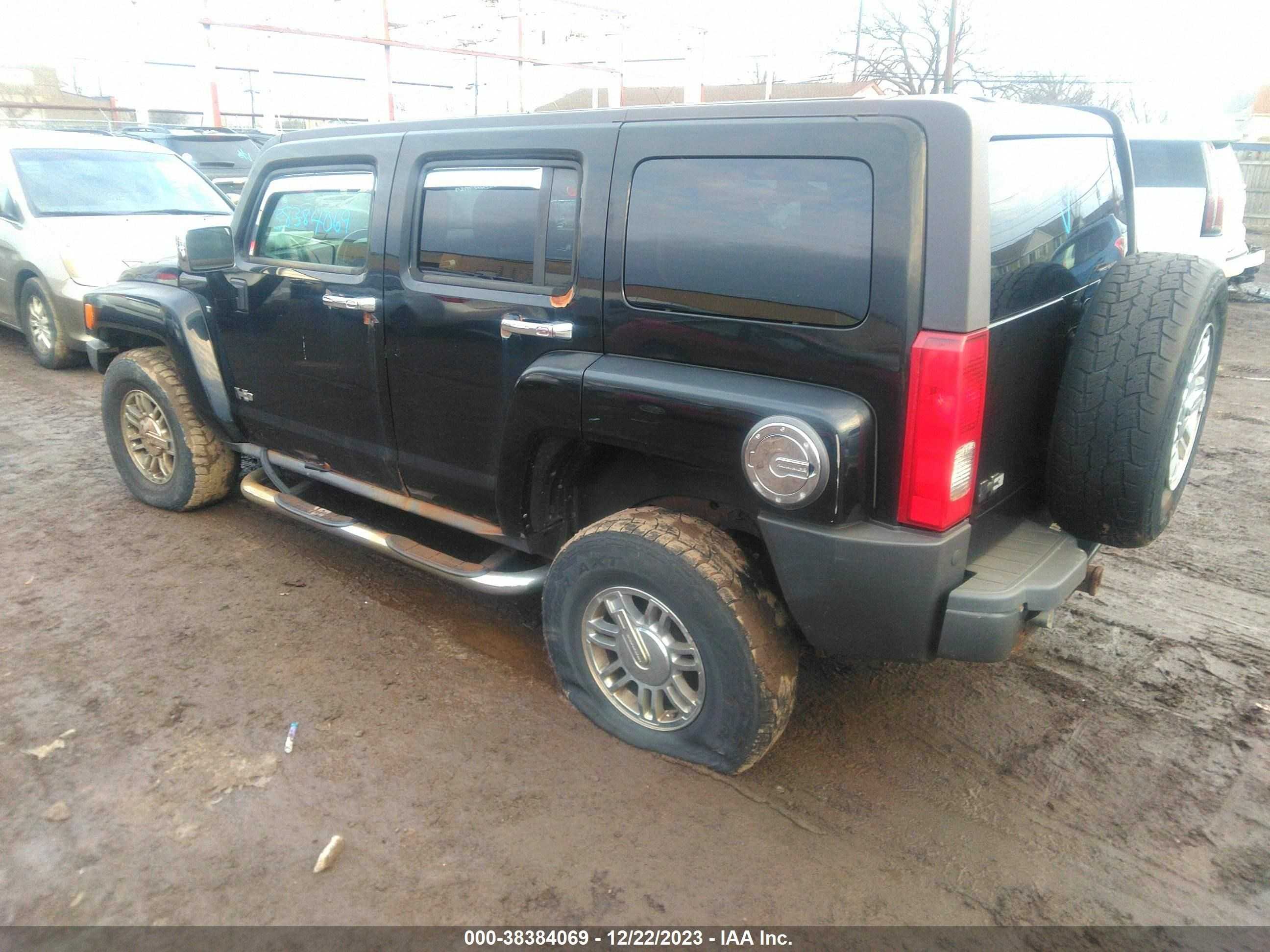 Photo 2 VIN: 5GTEN13L088111981 - HUMMER H3 