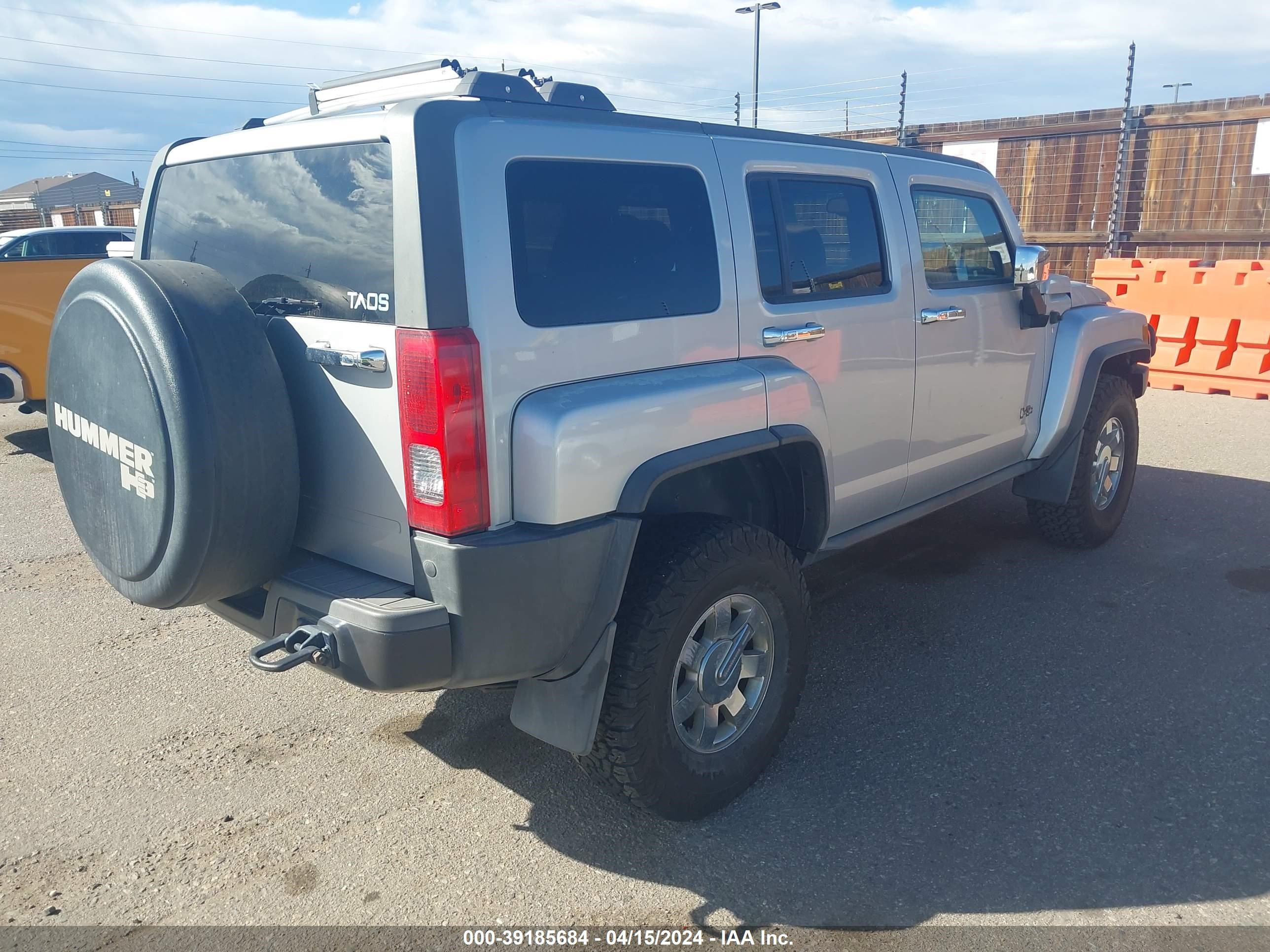 Photo 3 VIN: 5GTEN13L098118978 - HUMMER H2 