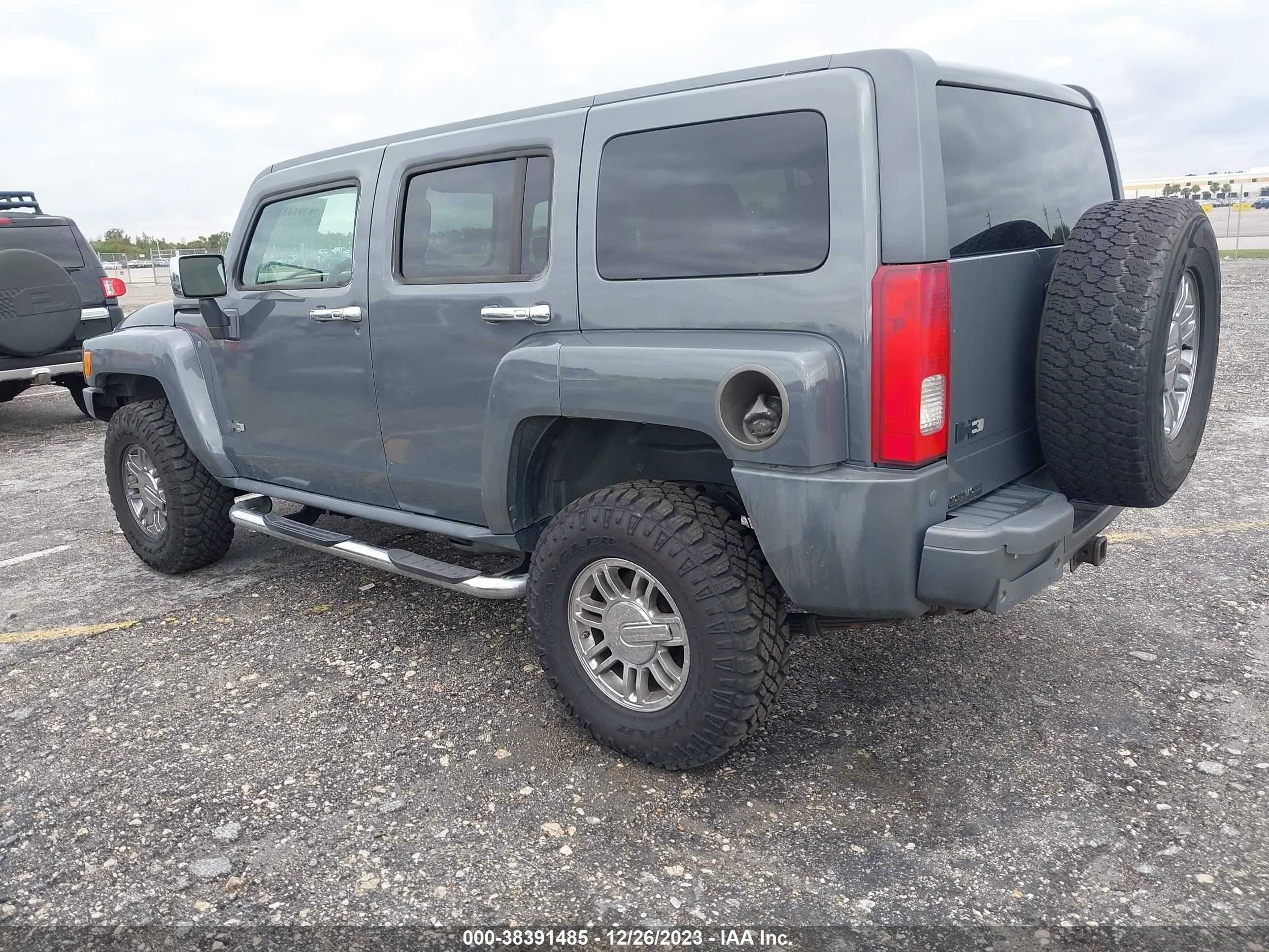 Photo 2 VIN: 5GTEN13L188109057 - HUMMER H3 