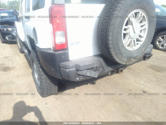 Photo 5 VIN: 5GTMNGEE7A8120342 - HUMMER H3 SUV 