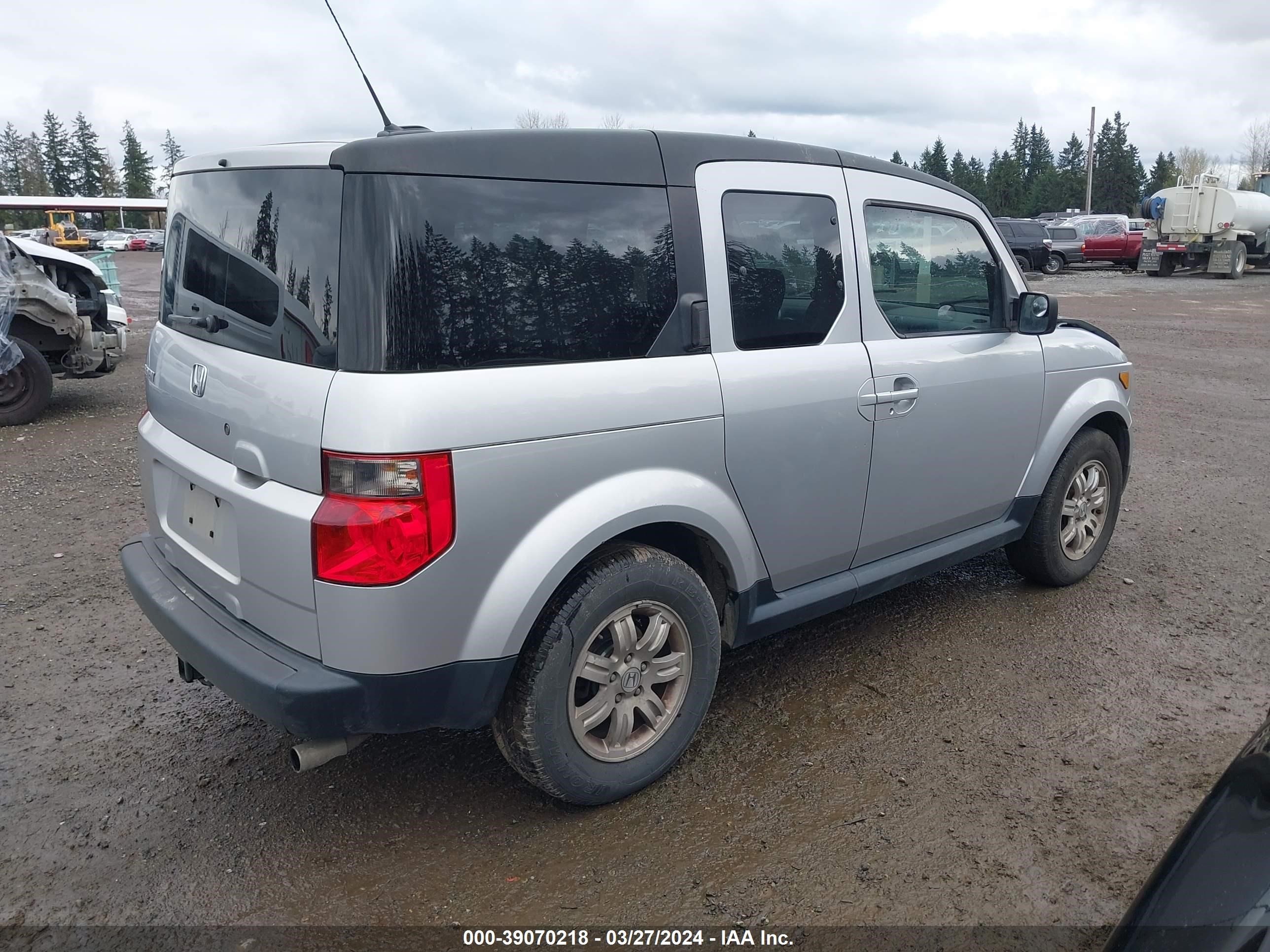 Photo 3 VIN: 5J6YH18786L003880 - HONDA ELEMENT 