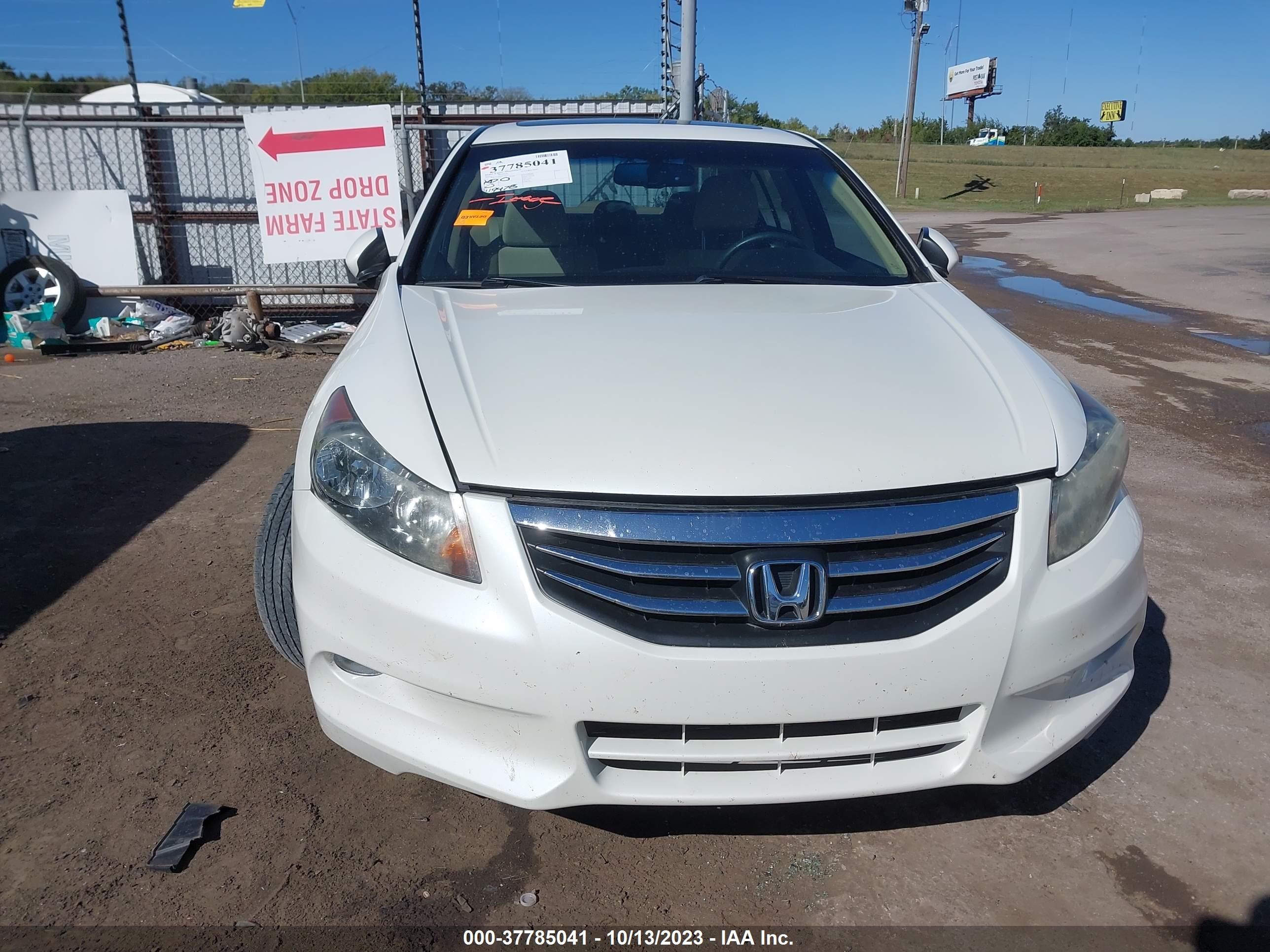 Photo 11 VIN: 5KBCP3F88BB003810 - HONDA ACCORD 