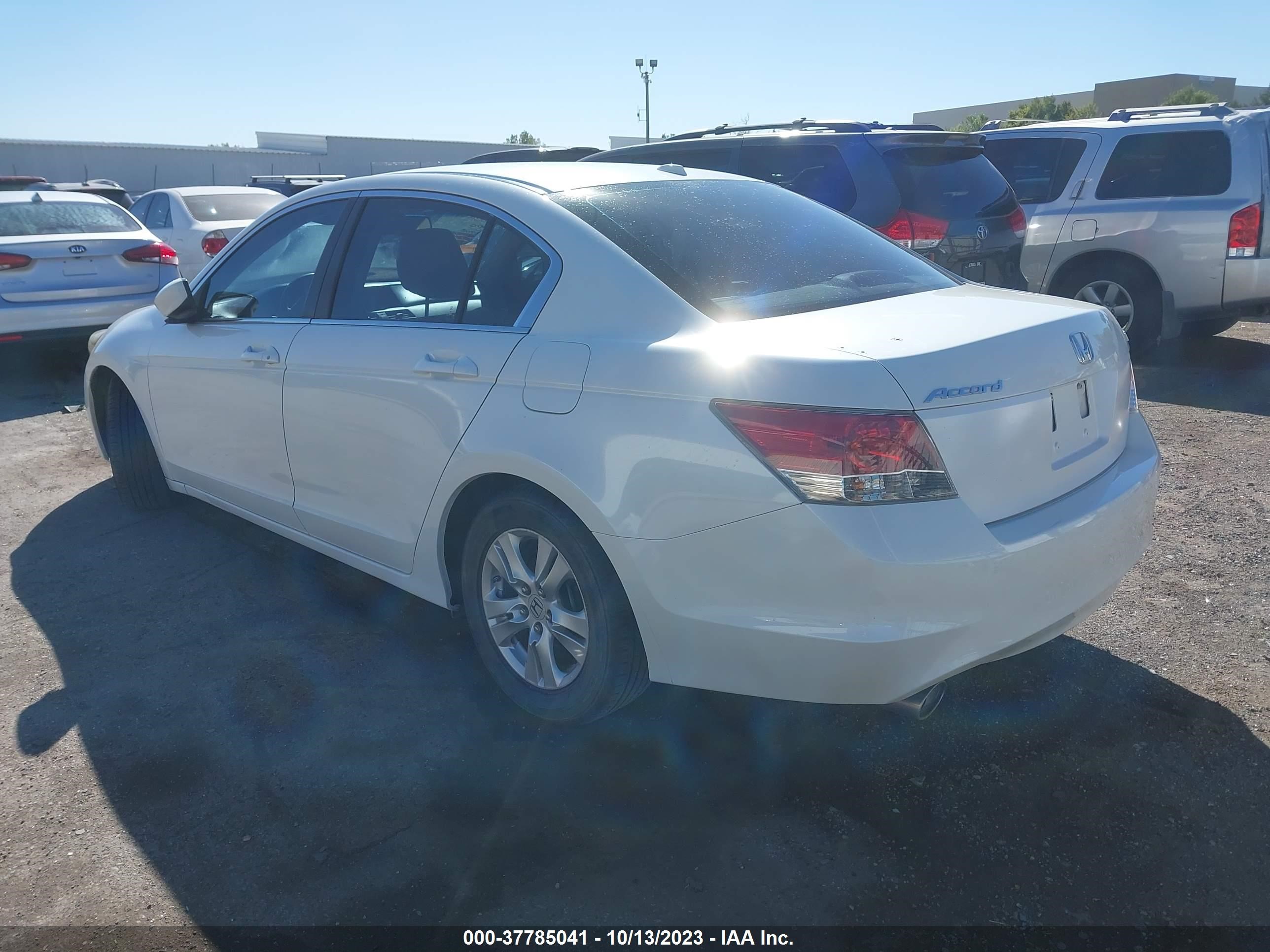 Photo 2 VIN: 5KBCP3F88BB003810 - HONDA ACCORD 