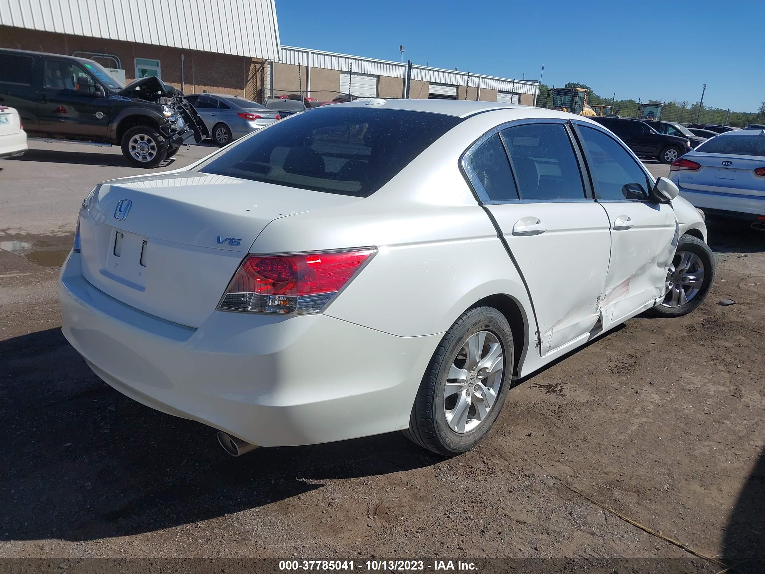 Photo 3 VIN: 5KBCP3F88BB003810 - HONDA ACCORD 