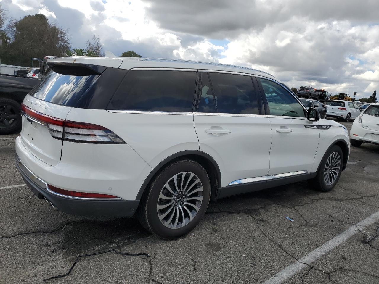 Photo 2 VIN: 5LM5J7WC2LGL09440 - LINCOLN AVIATOR 