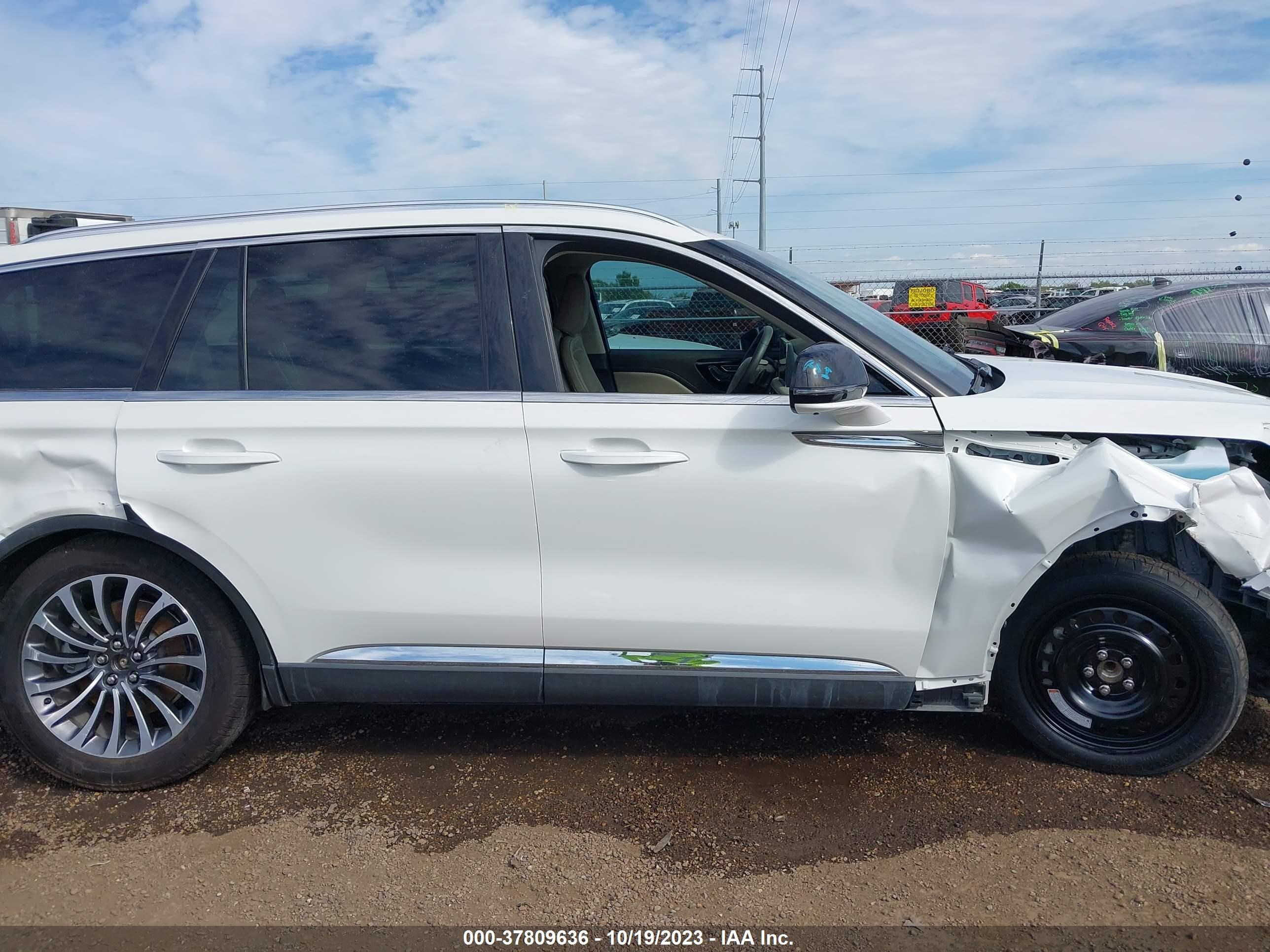 Photo 12 VIN: 5LM5J7WC5NGL11878 - LINCOLN AVIATOR 