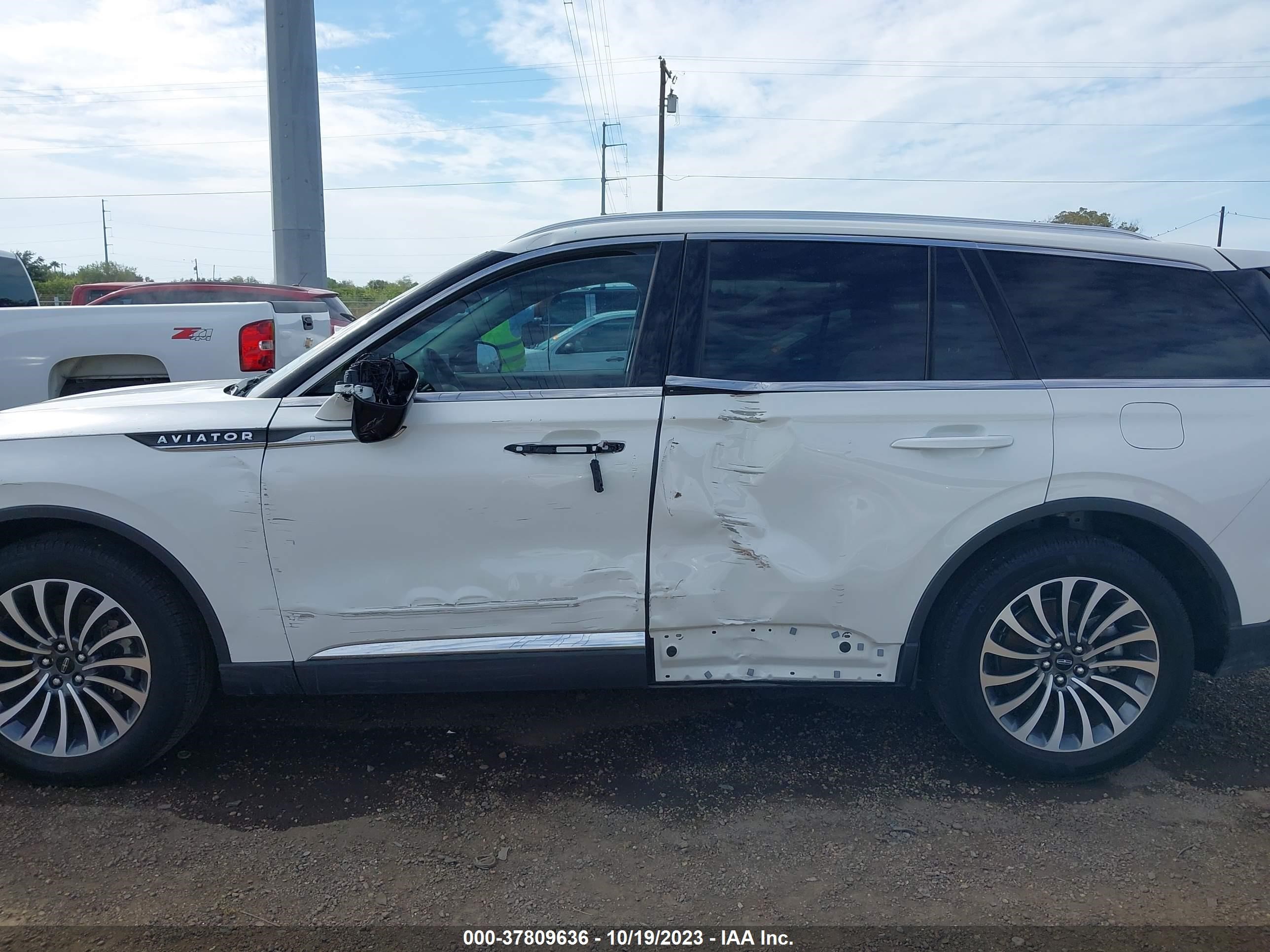 Photo 13 VIN: 5LM5J7WC5NGL11878 - LINCOLN AVIATOR 