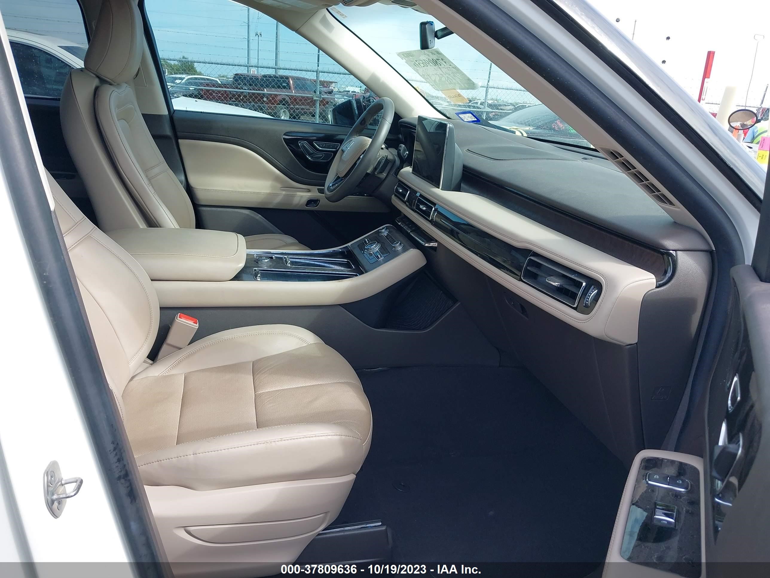 Photo 4 VIN: 5LM5J7WC5NGL11878 - LINCOLN AVIATOR 