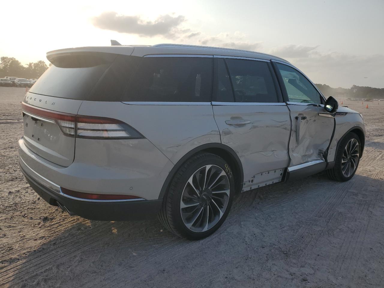 Photo 2 VIN: 5LM5J7WC7LGL34673 - LINCOLN AVIATOR 