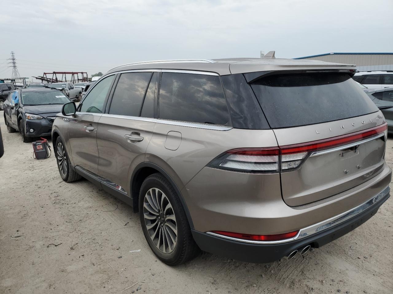 Photo 2 VIN: 5LM5J7WC9LGL18006 - LINCOLN AVIATOR 