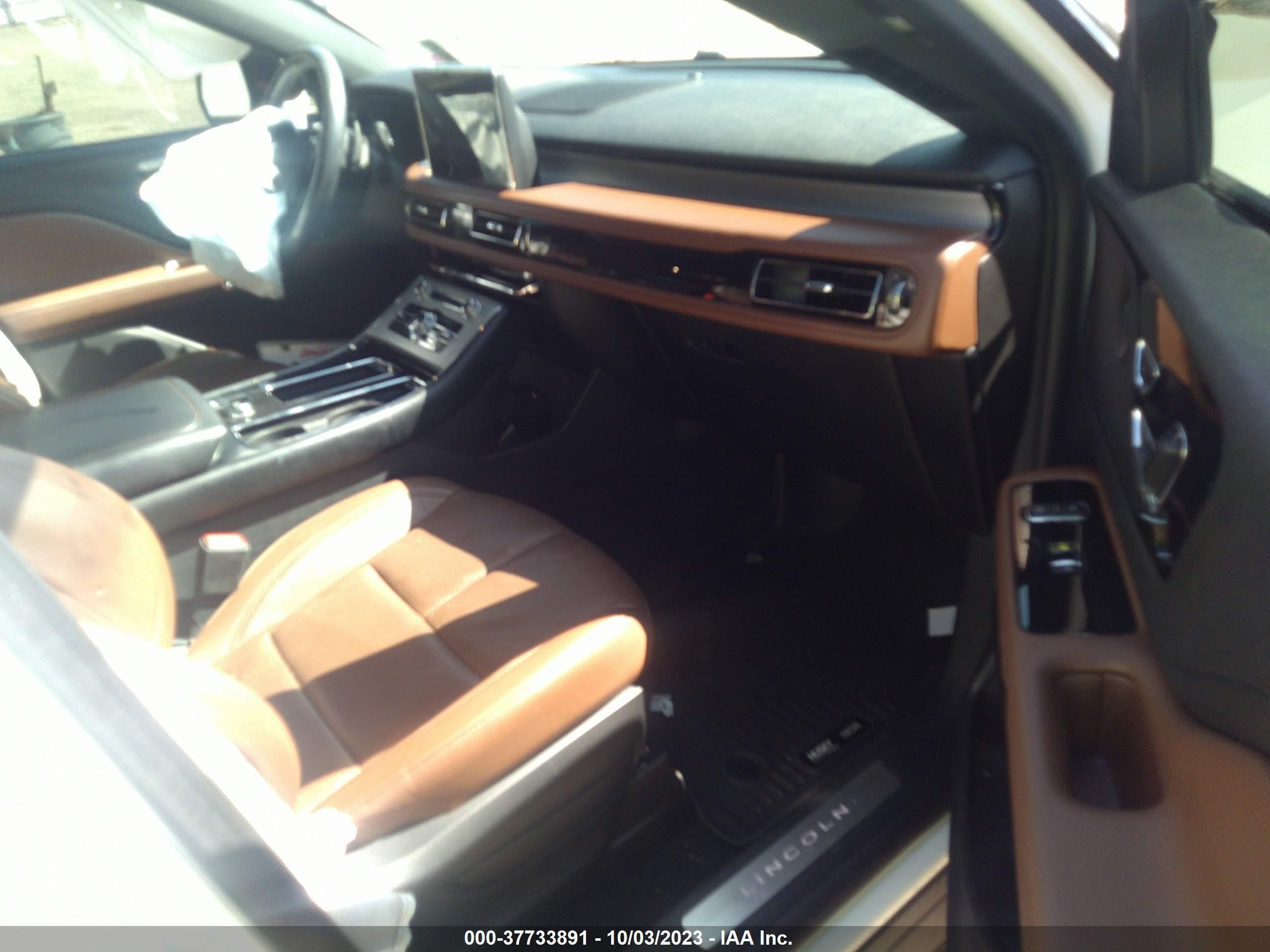 Photo 4 VIN: 5LM5J7WCXMGL07761 - LINCOLN AVIATOR 