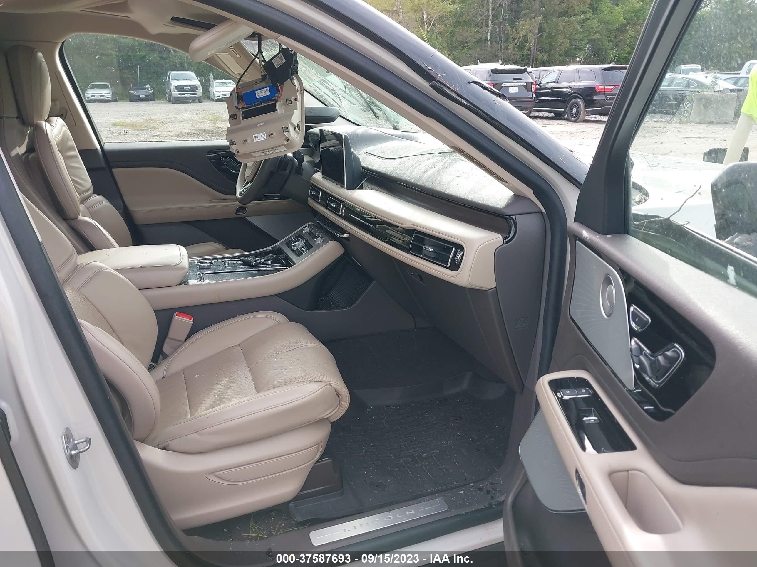 Photo 4 VIN: 5LM5J7XC2NGL08788 - LINCOLN AVIATOR 