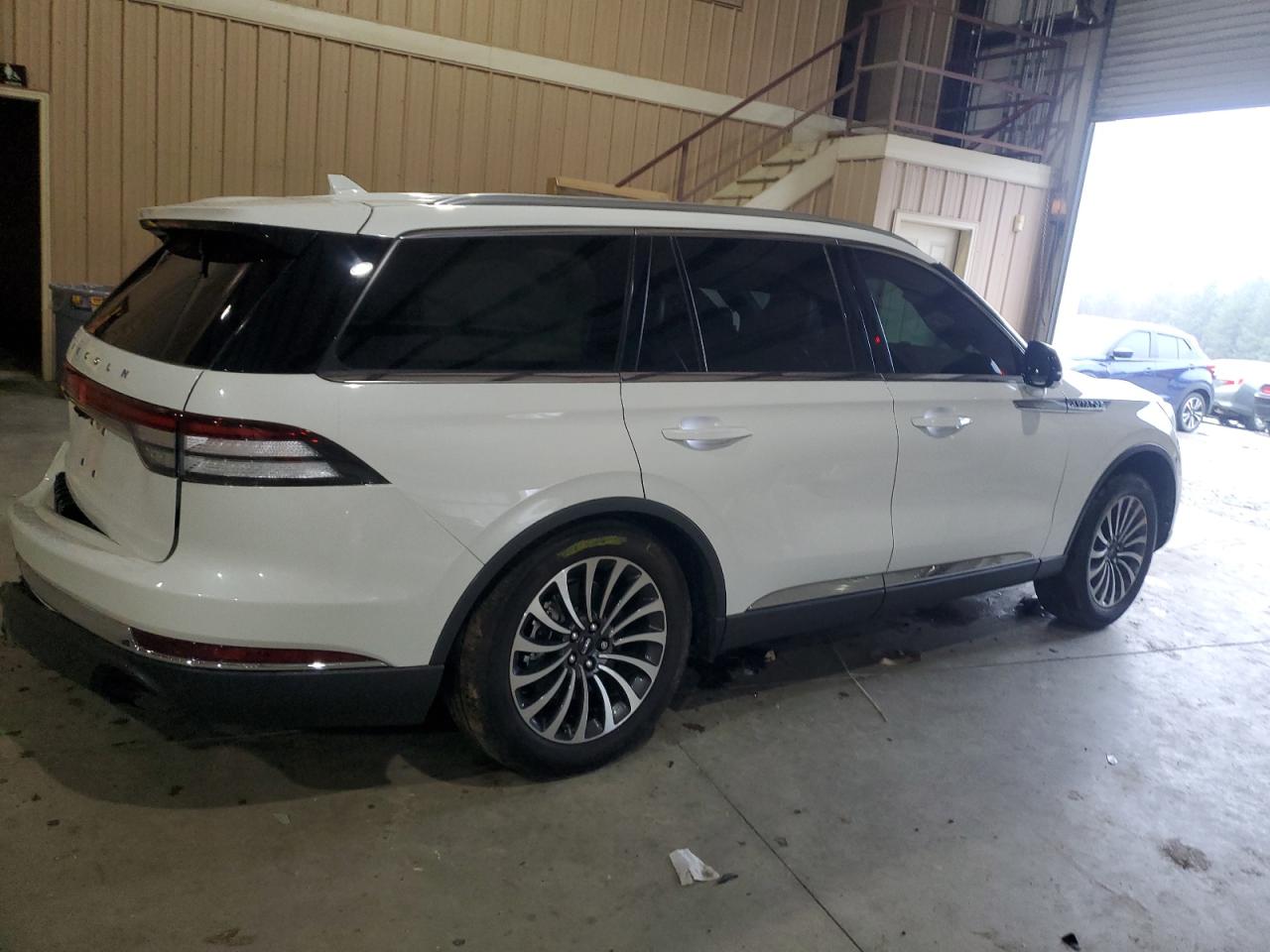 Photo 2 VIN: 5LM5J7XC4NGL19050 - LINCOLN AVIATOR 