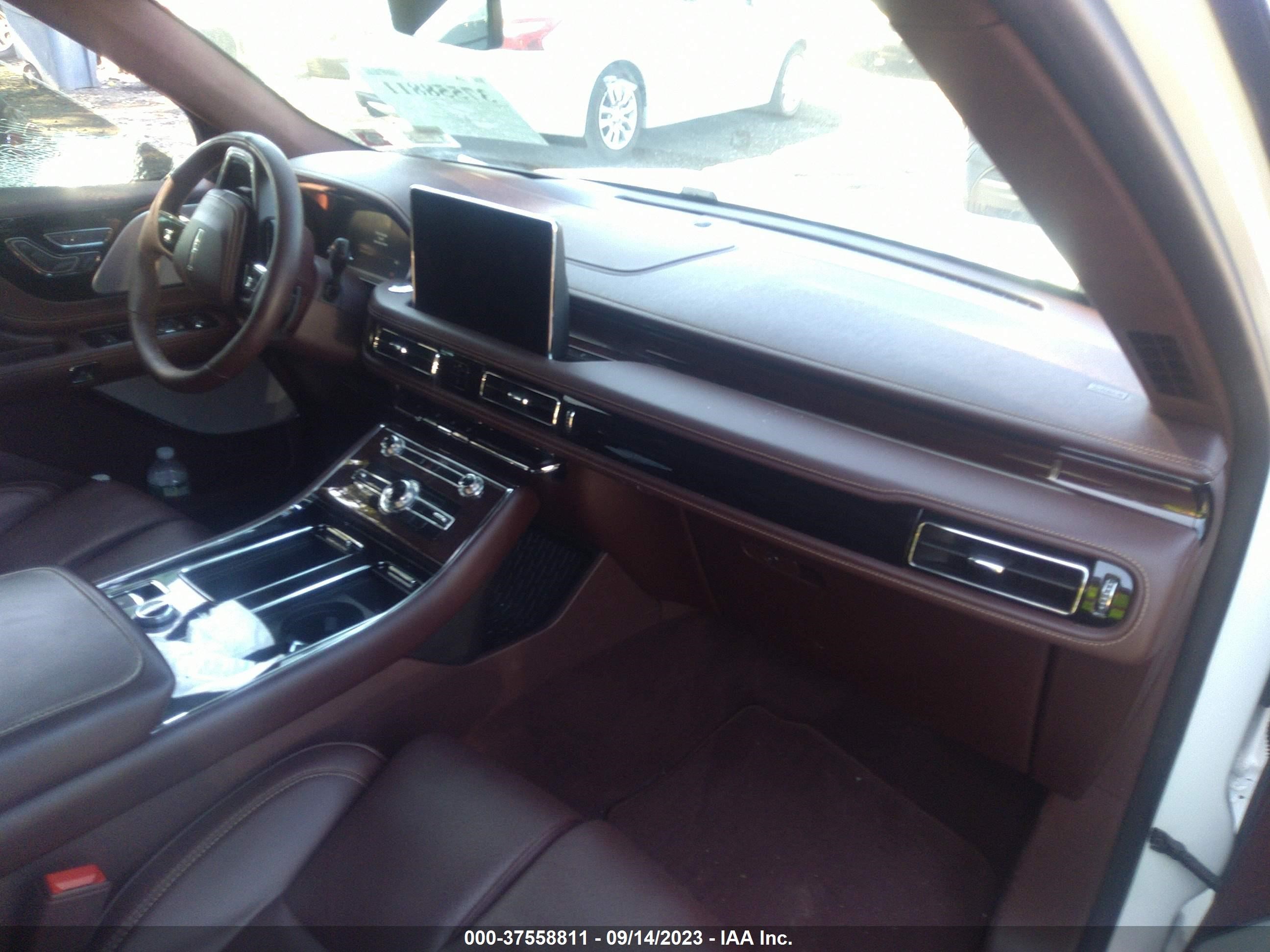 Photo 4 VIN: 5LM5J9XC4PGL08399 - LINCOLN AVIATOR 