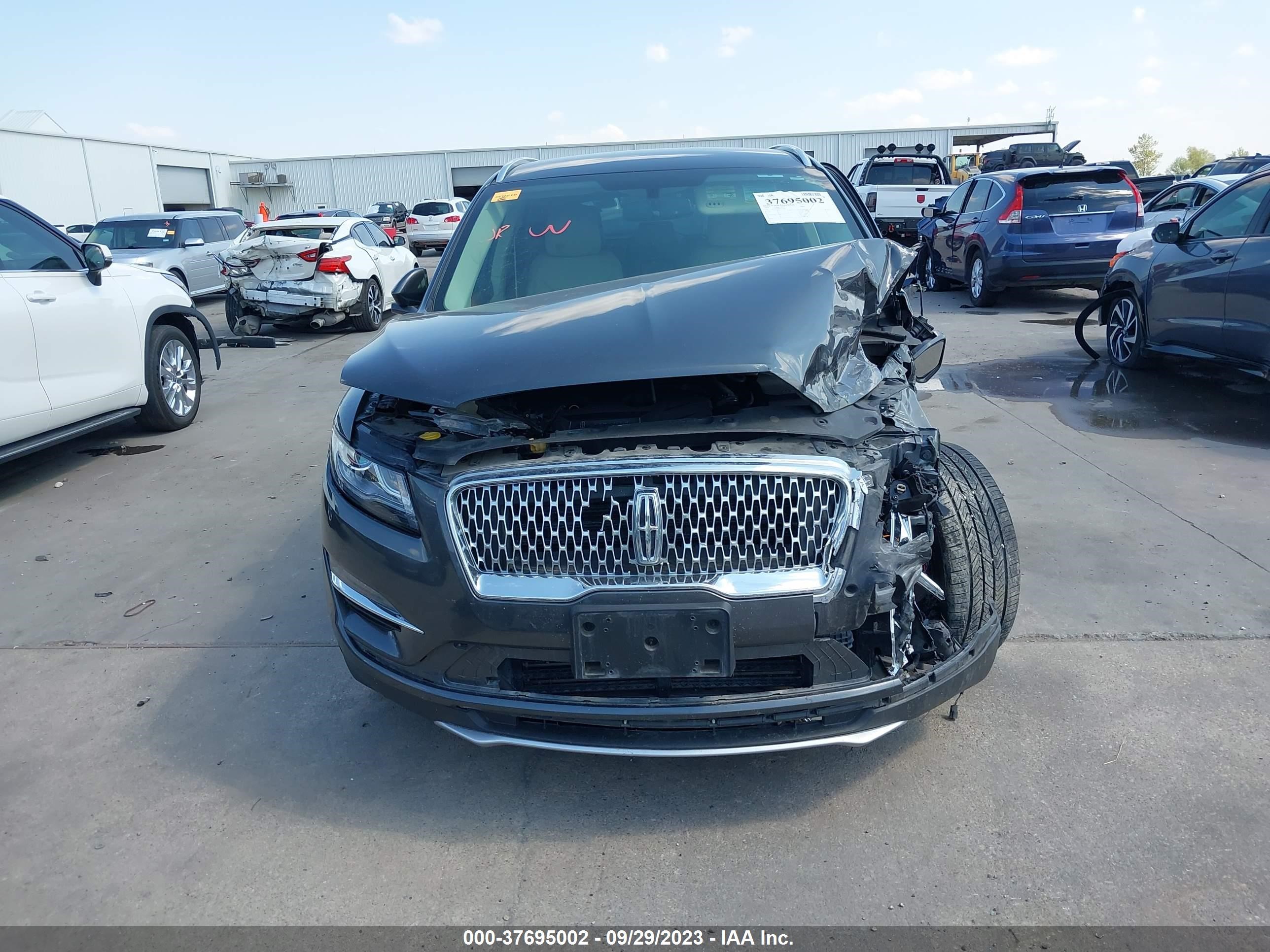 Photo 12 VIN: 5LMCJ2C91KUL37734 - LINCOLN MKC 