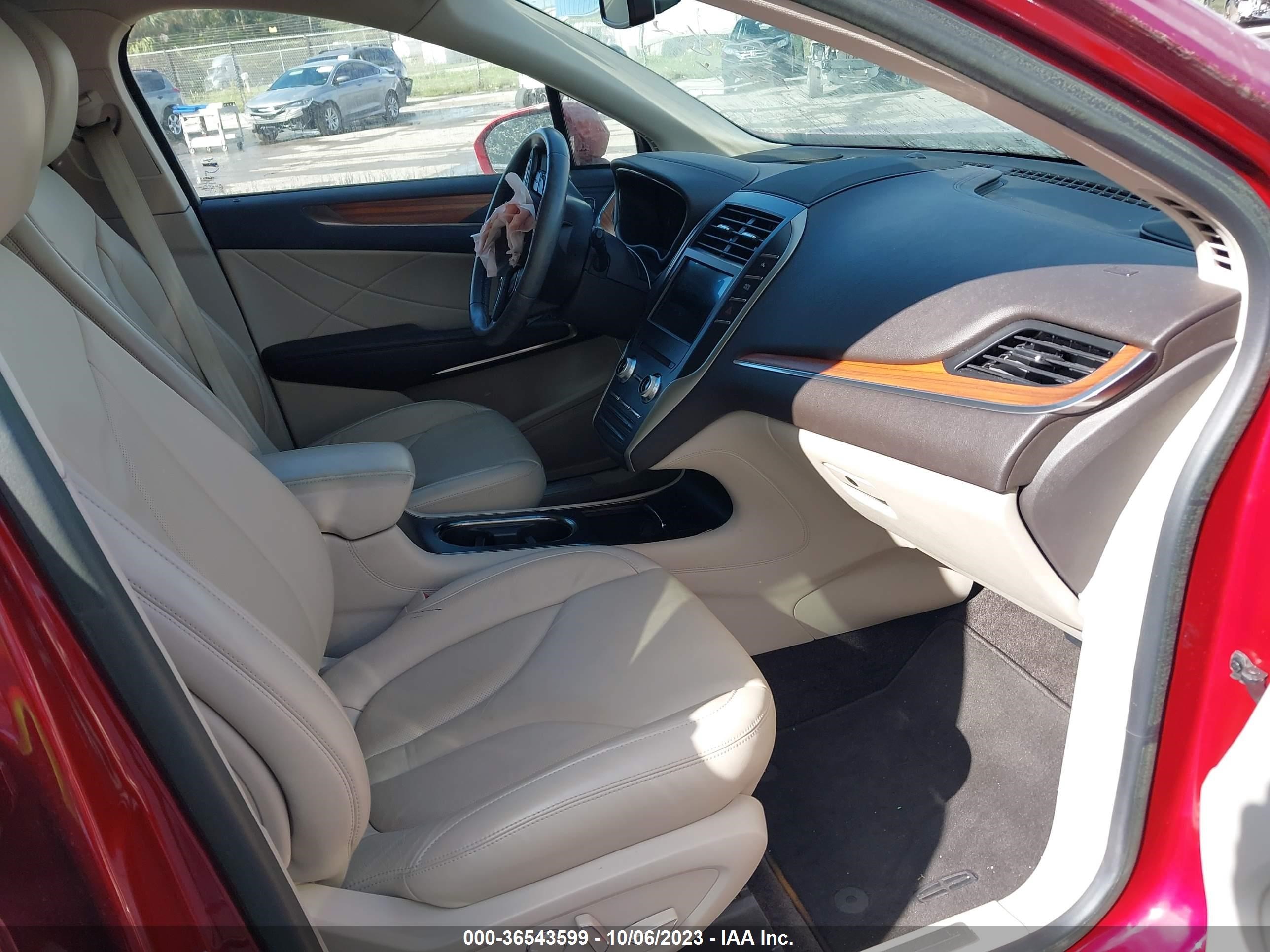 Photo 4 VIN: 5LMCJ2C93JUL32145 - LINCOLN MKC 