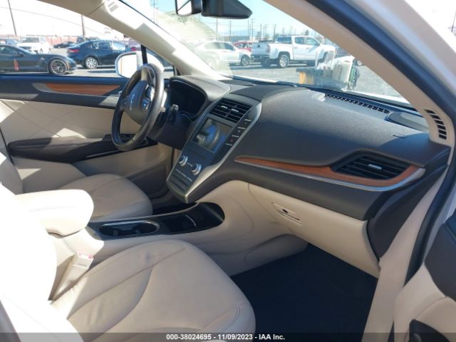 Photo 4 VIN: 5LMCJ2C9XJUL04388 - LINCOLN MKC 