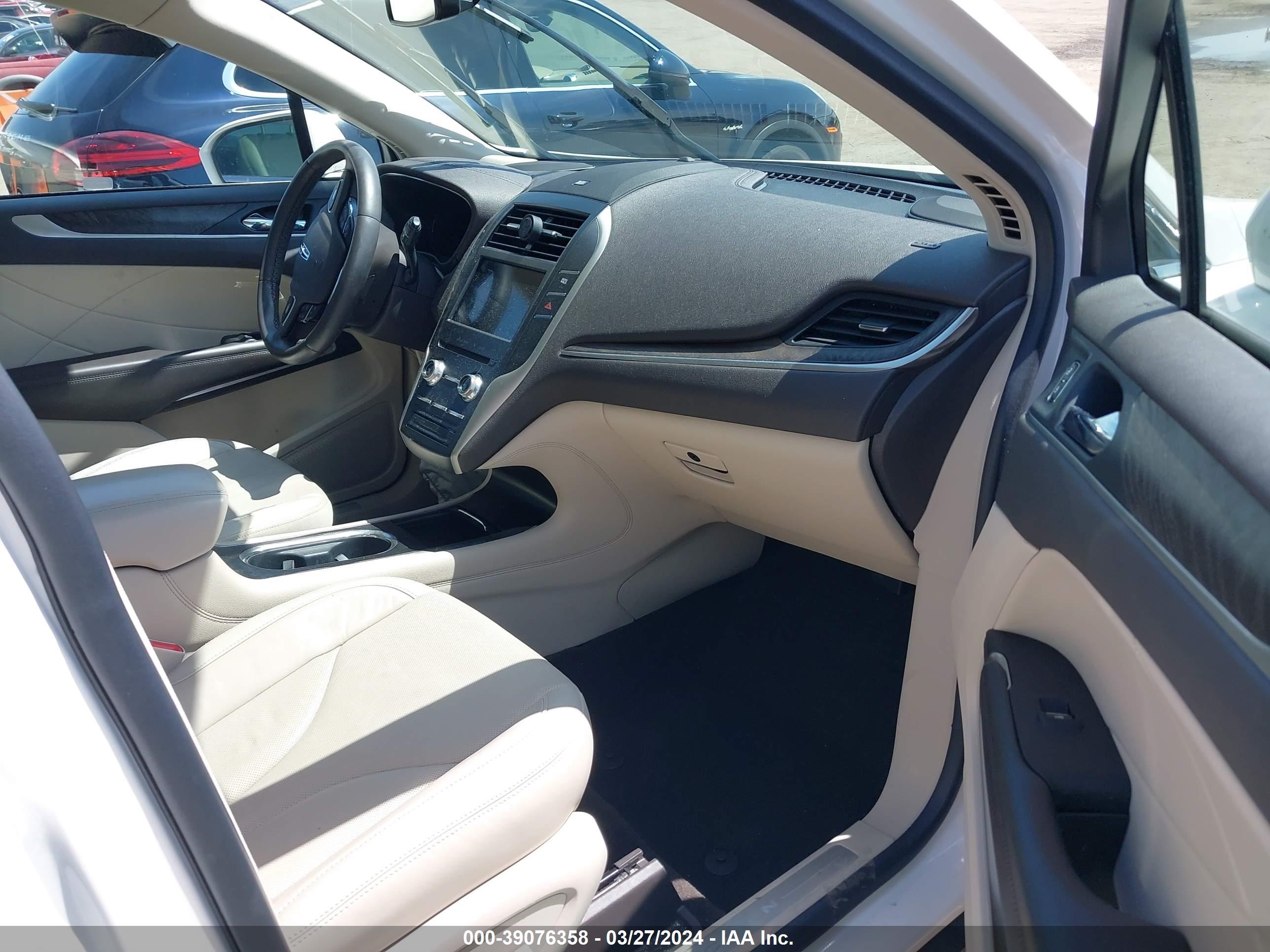 Photo 4 VIN: 5LMCJ3D92KUL53199 - LINCOLN MKC 