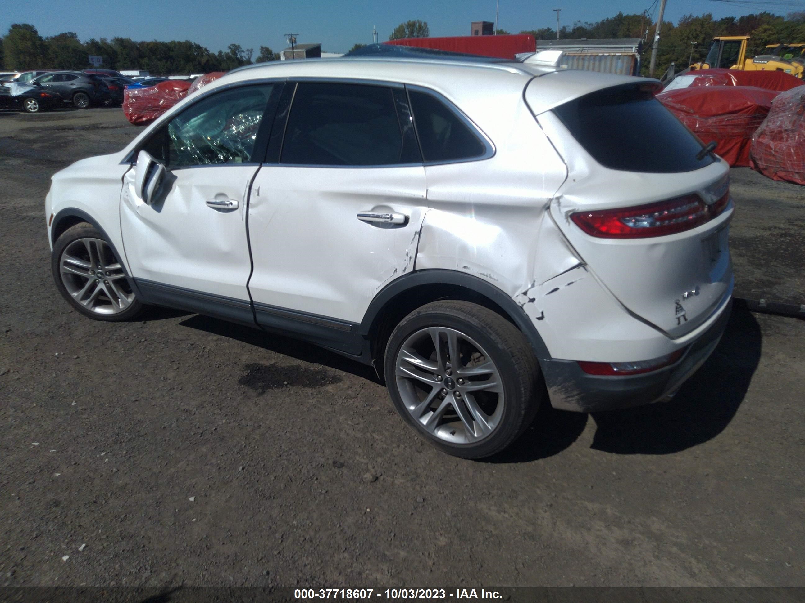 Photo 2 VIN: 5LMCJ3D9XKUL22573 - LINCOLN MKC 