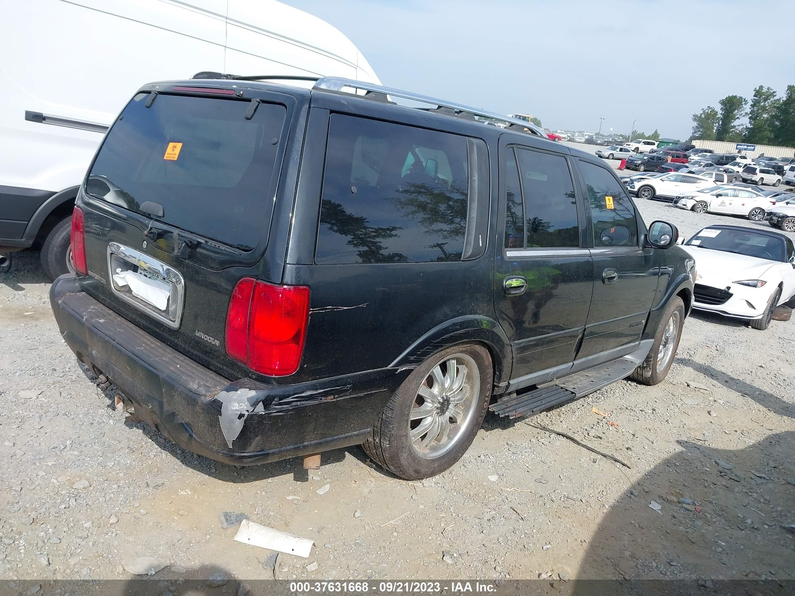 Photo 3 VIN: 5LMEU27A0YLJ25863 - LINCOLN NAVIGATOR 