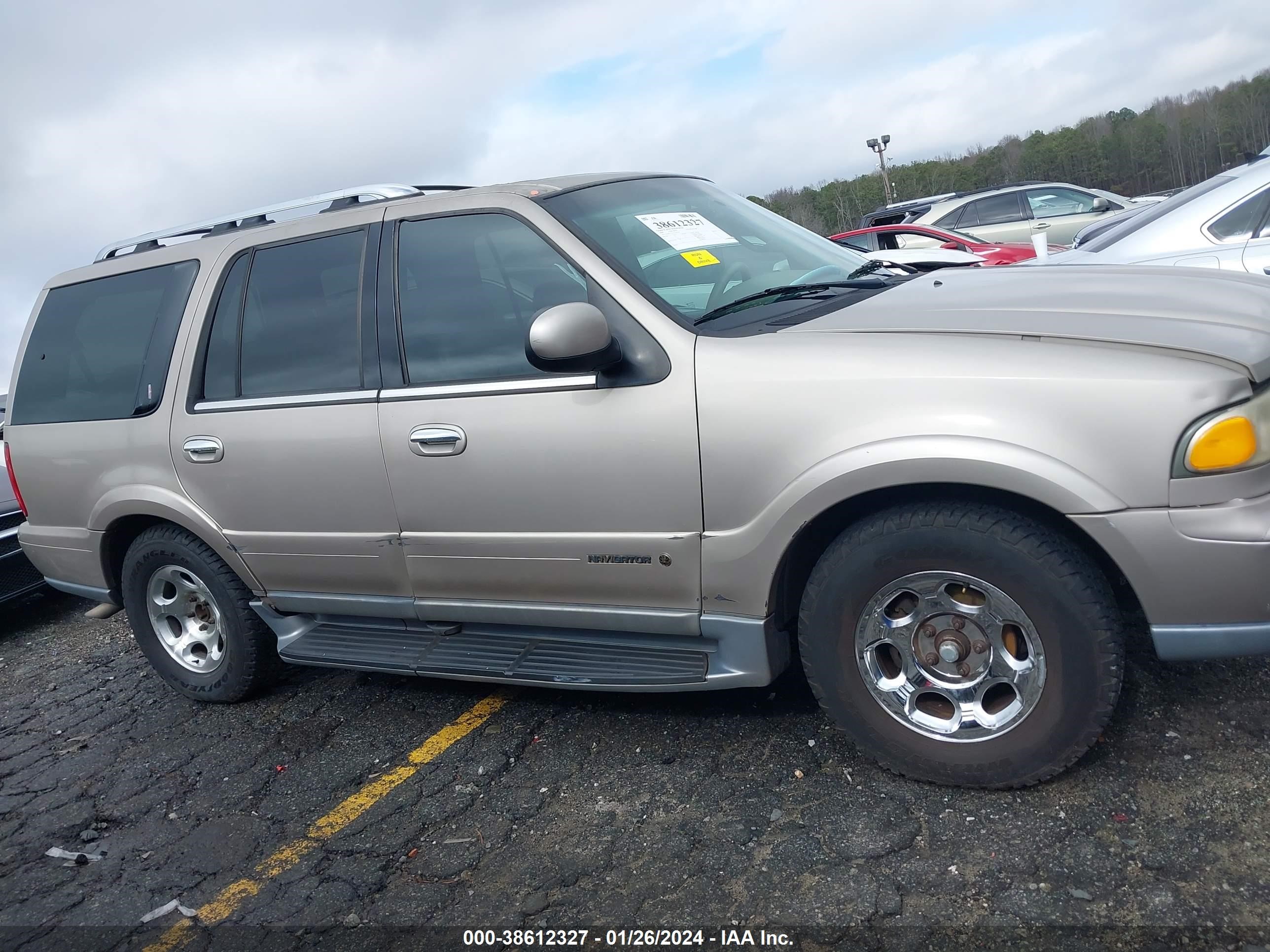 Photo 12 VIN: 5LMEU27A3YLJ27056 - LINCOLN NAVIGATOR 