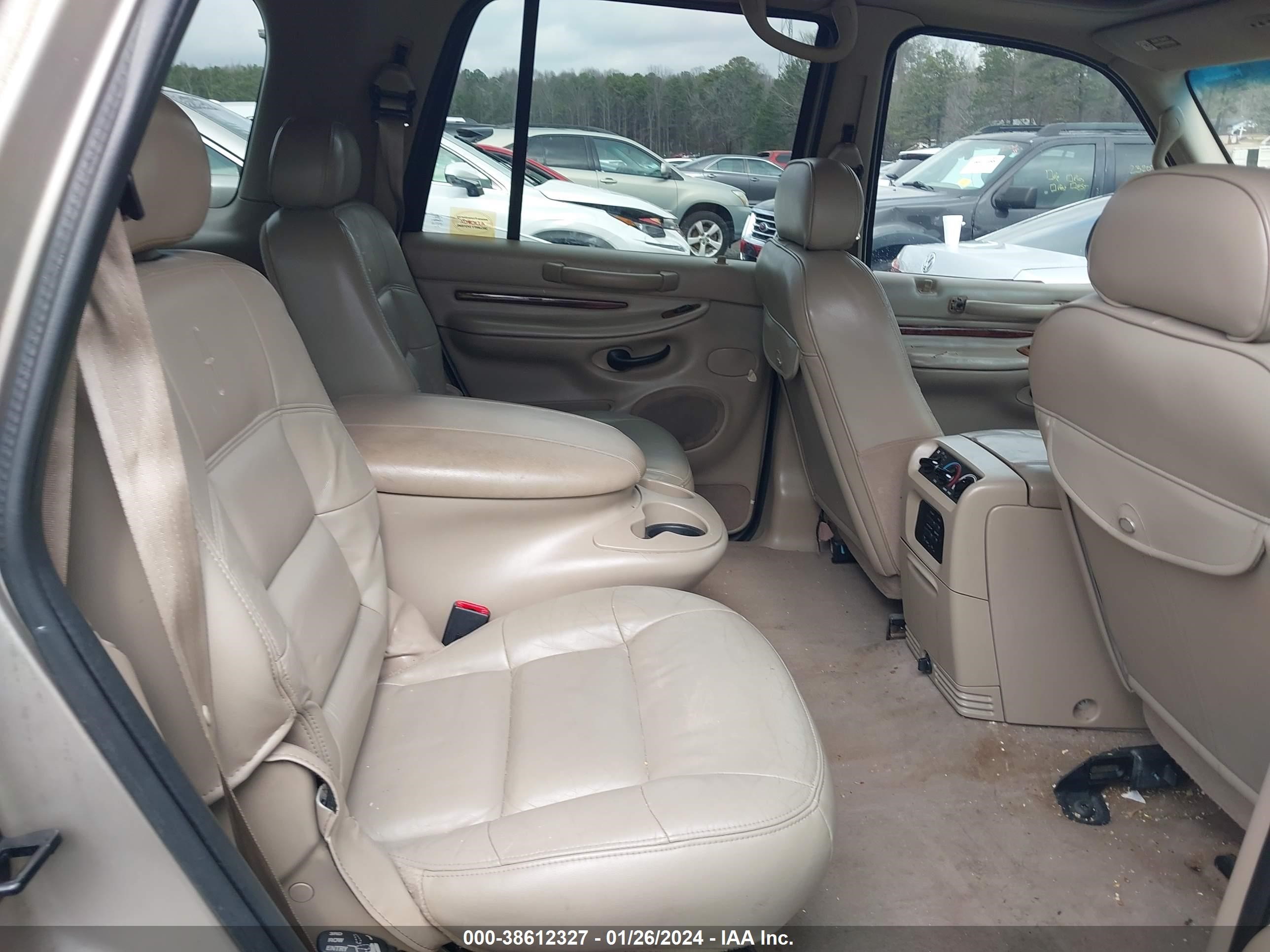 Photo 7 VIN: 5LMEU27A3YLJ27056 - LINCOLN NAVIGATOR 