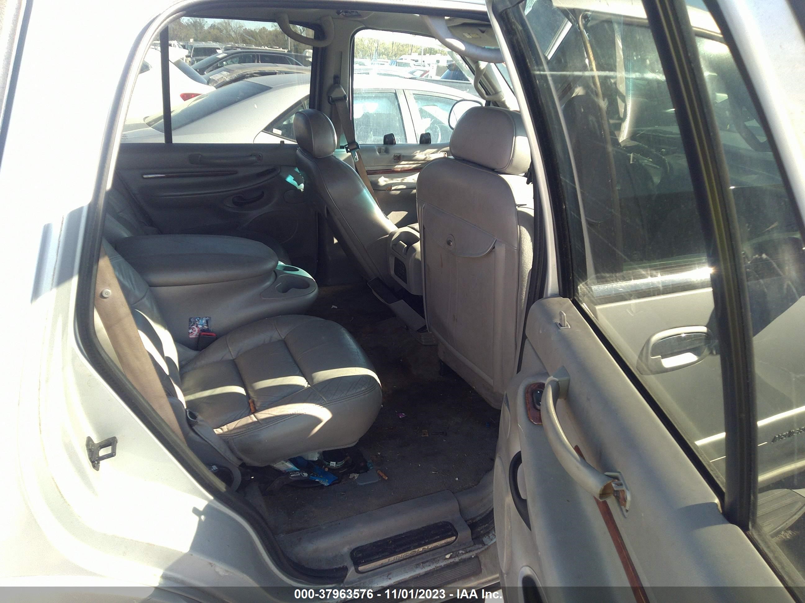 Photo 7 VIN: 5LMEU27A5YLJ30038 - LINCOLN NAVIGATOR 