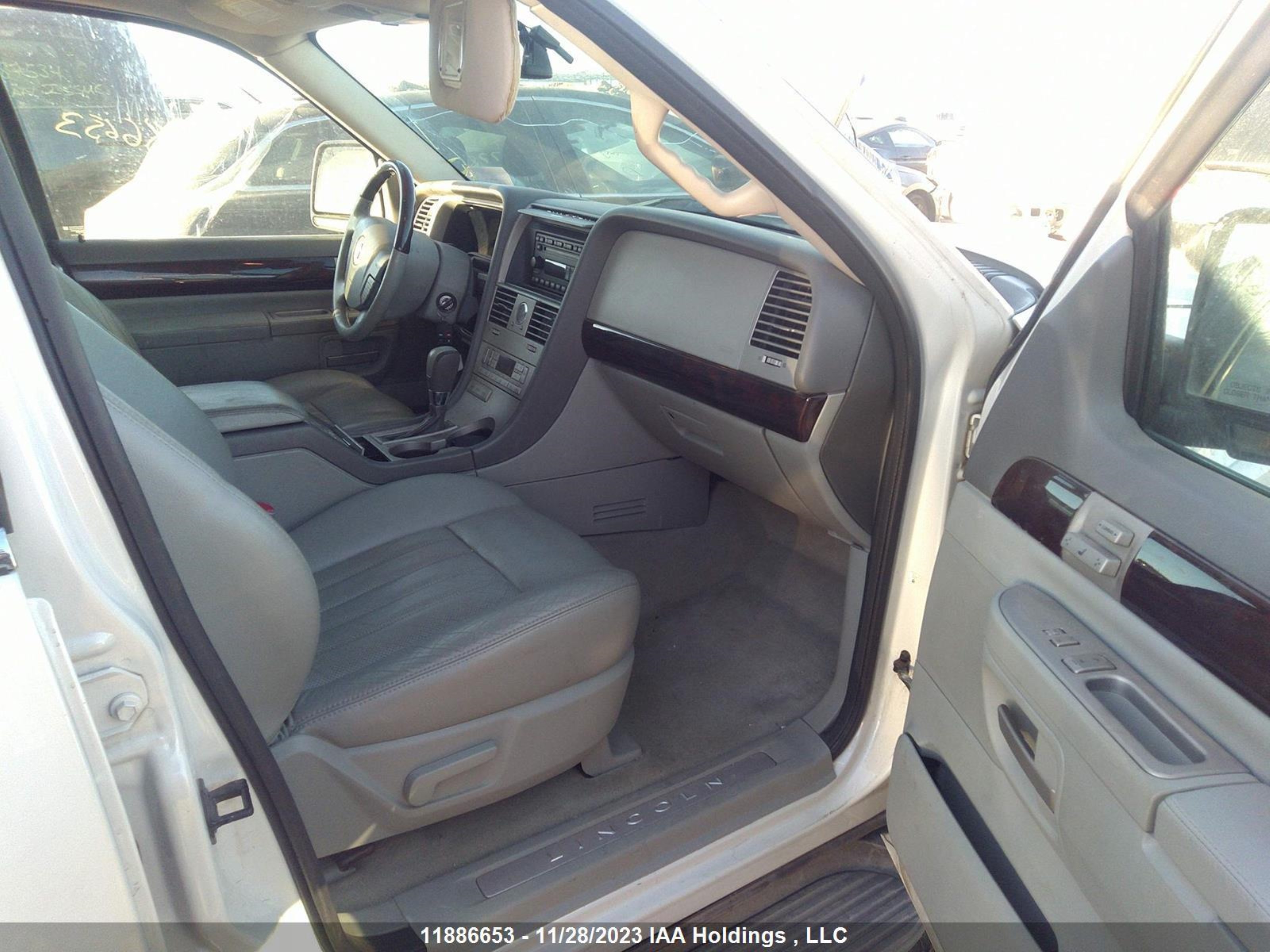 Photo 4 VIN: 5LMEU78H33ZJ29680 - LINCOLN AVIATOR 