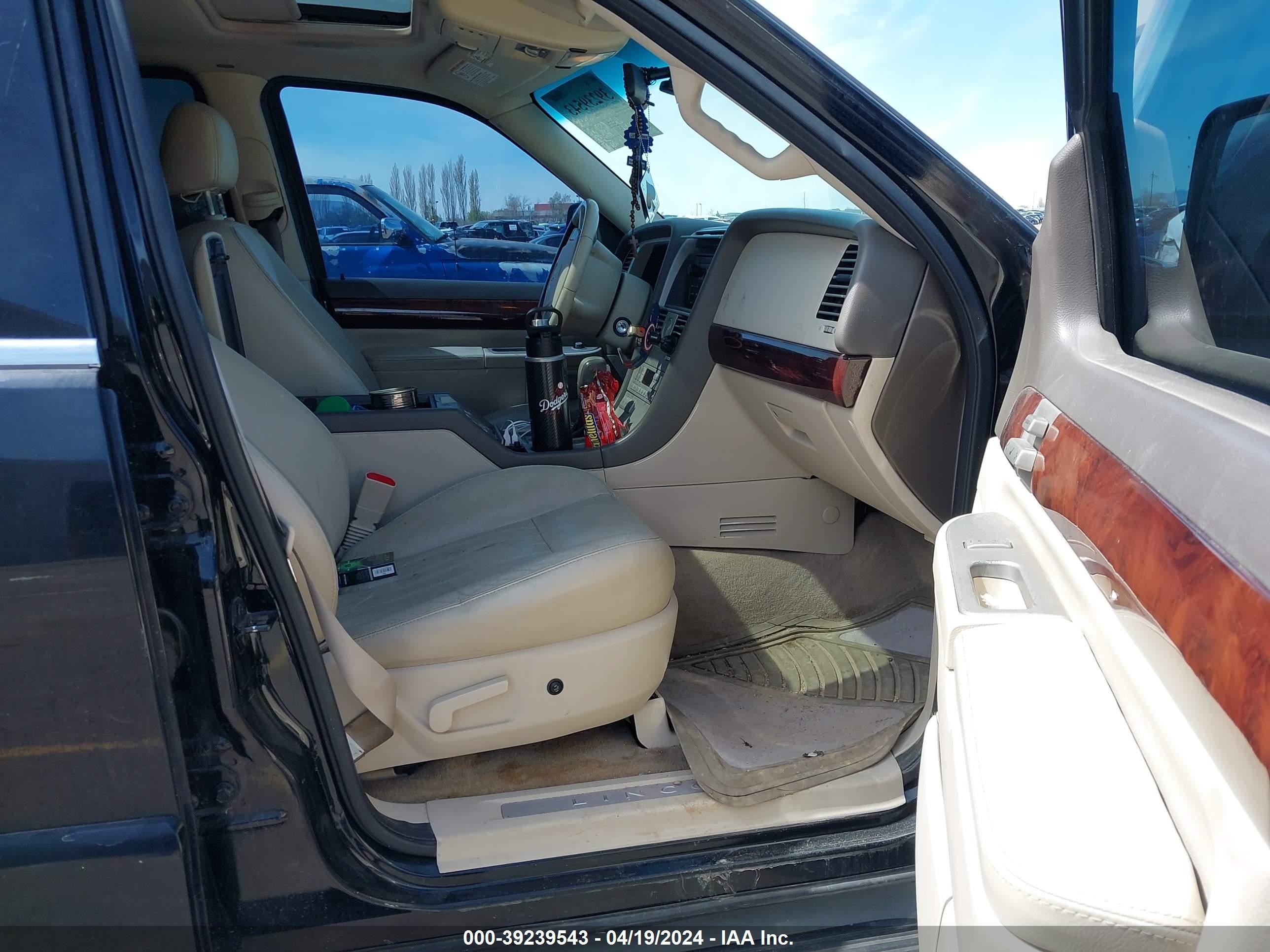 Photo 4 VIN: 5LMEU88H14ZJ17633 - LINCOLN AVIATOR 