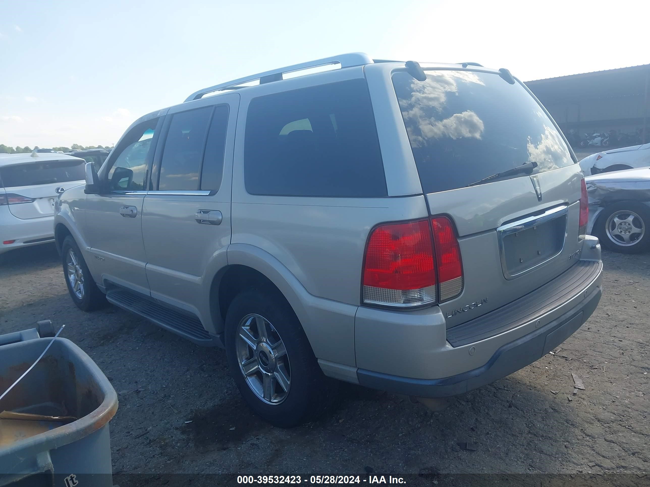 Photo 2 VIN: 5LMEU88H44ZJ10935 - LINCOLN AVIATOR 